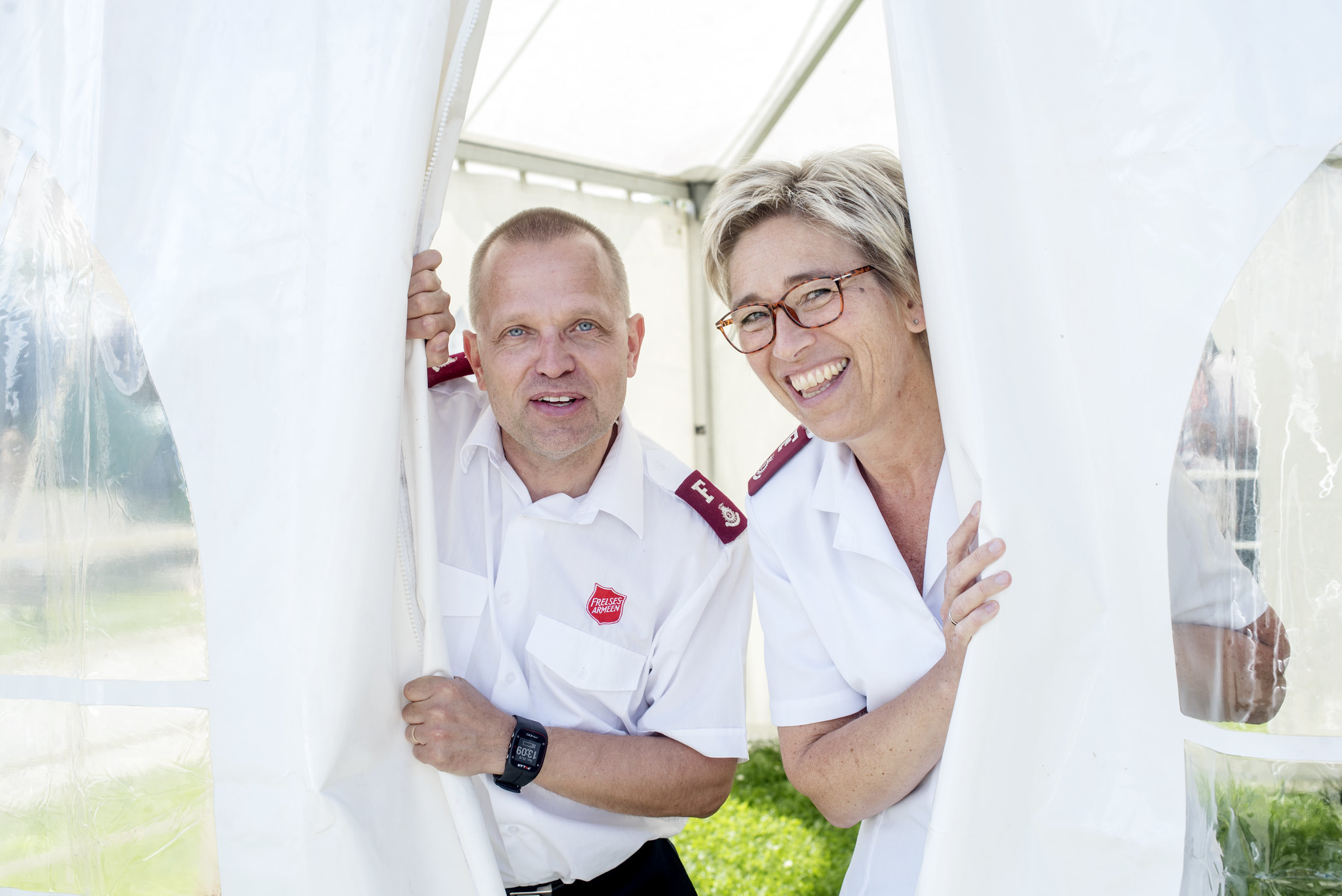Anders Skoland og Wenche Walderhaug Midjord ønsker velkommen inn. Uniform.