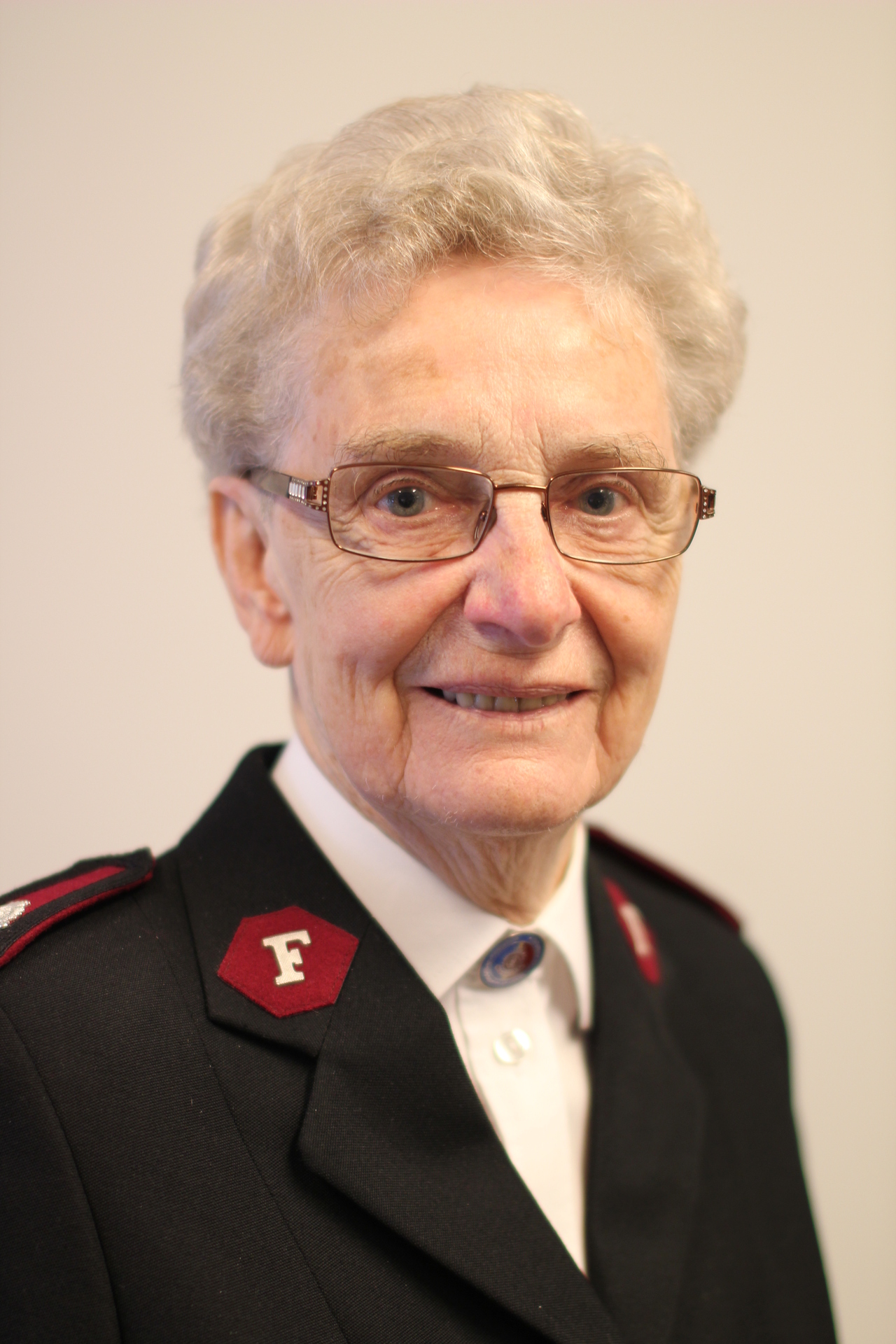 Portrettbilde av kvinne, major Judith Danielsen i uniform