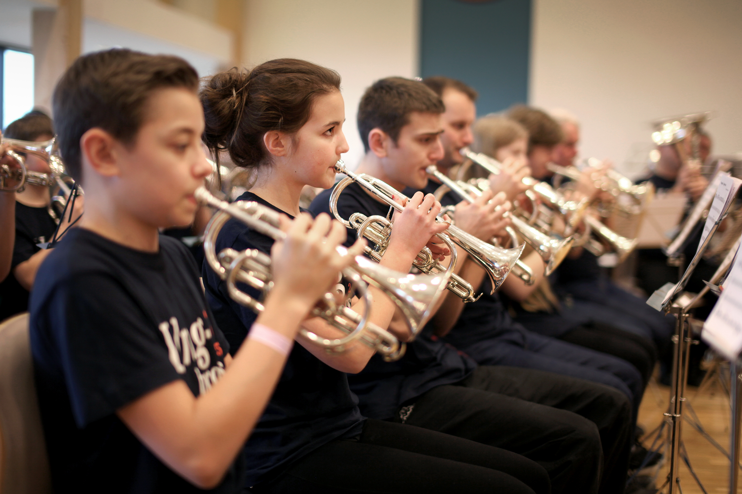 To ungdommer som spiller på blåseinstrument på Frelsesarmeens Ungbrass-arrangement.