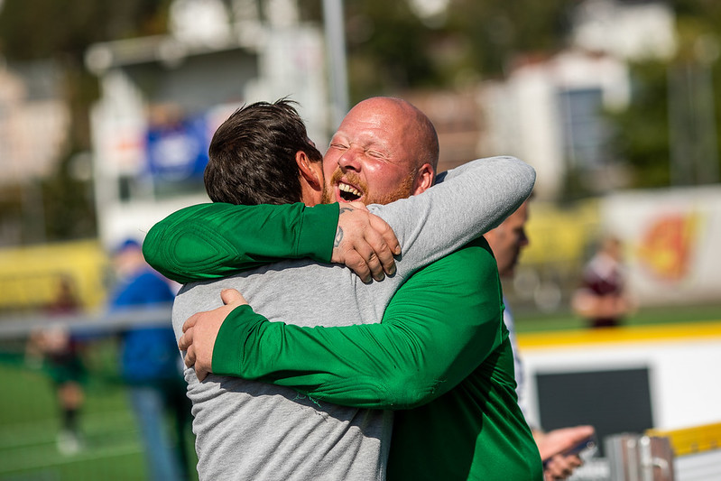 To fotballspillere klemmer