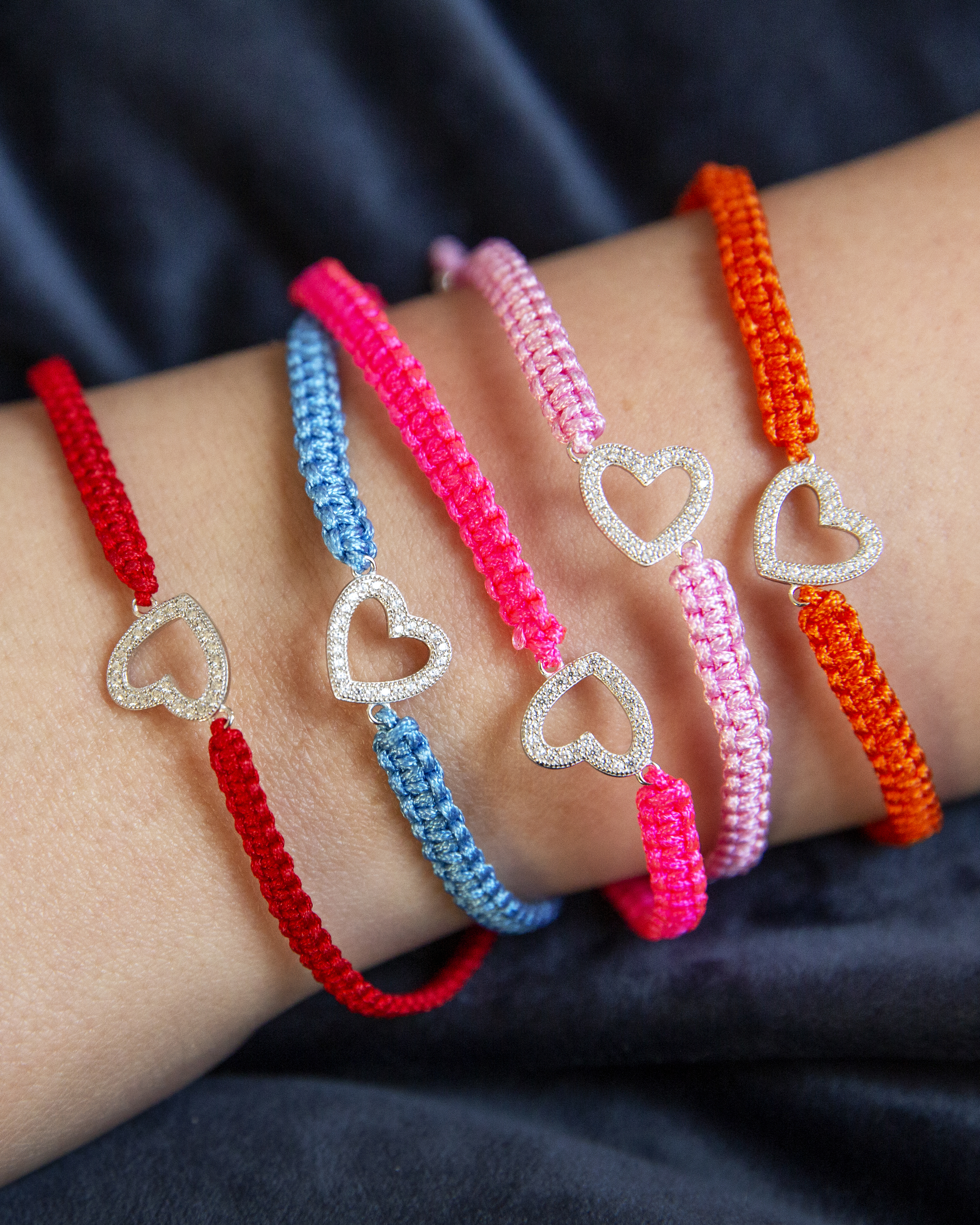 Bilde av armbåndene i forskjellige farger.