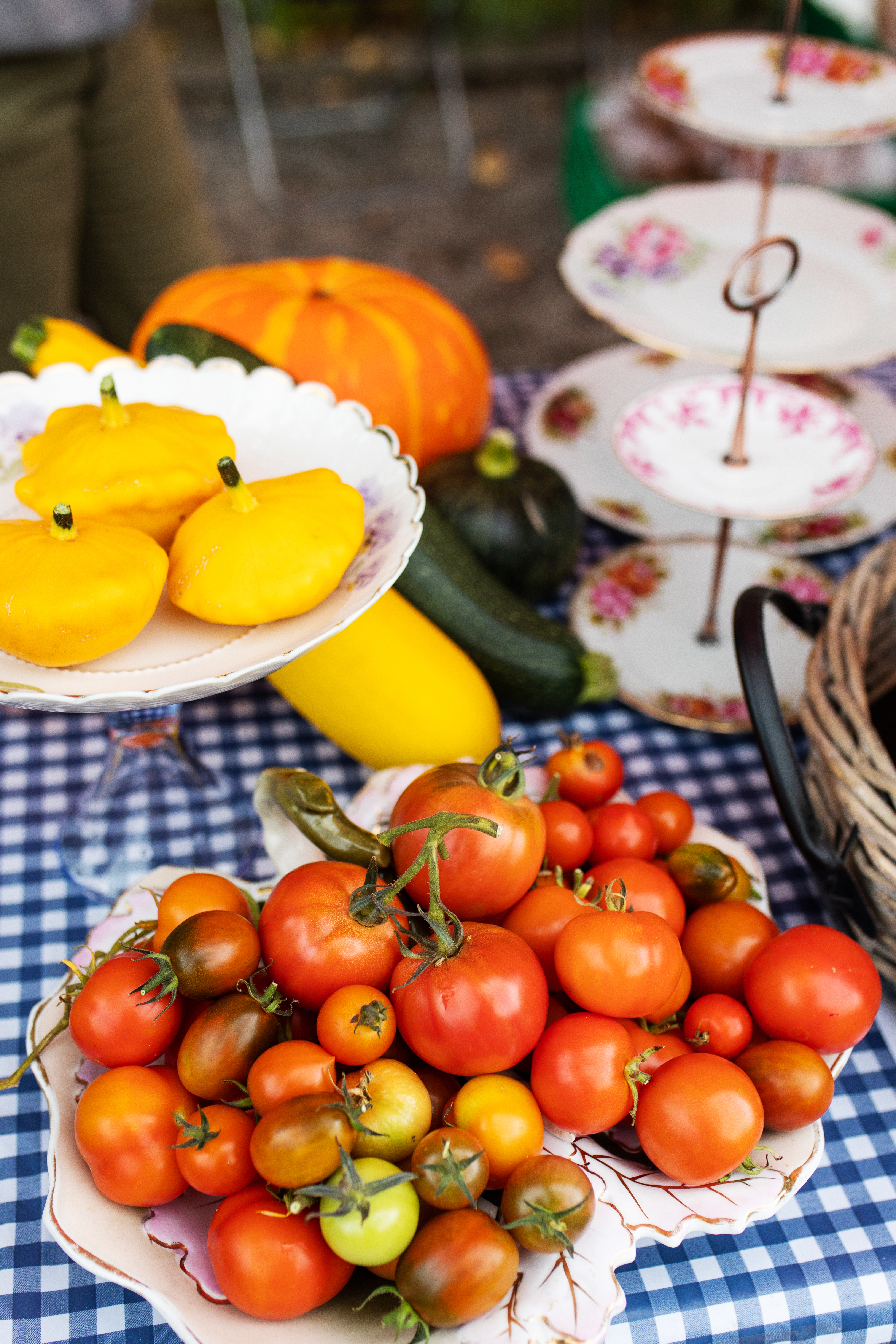 Deilige tomater og flere grønnsaker pyntet på ulike kakefat.