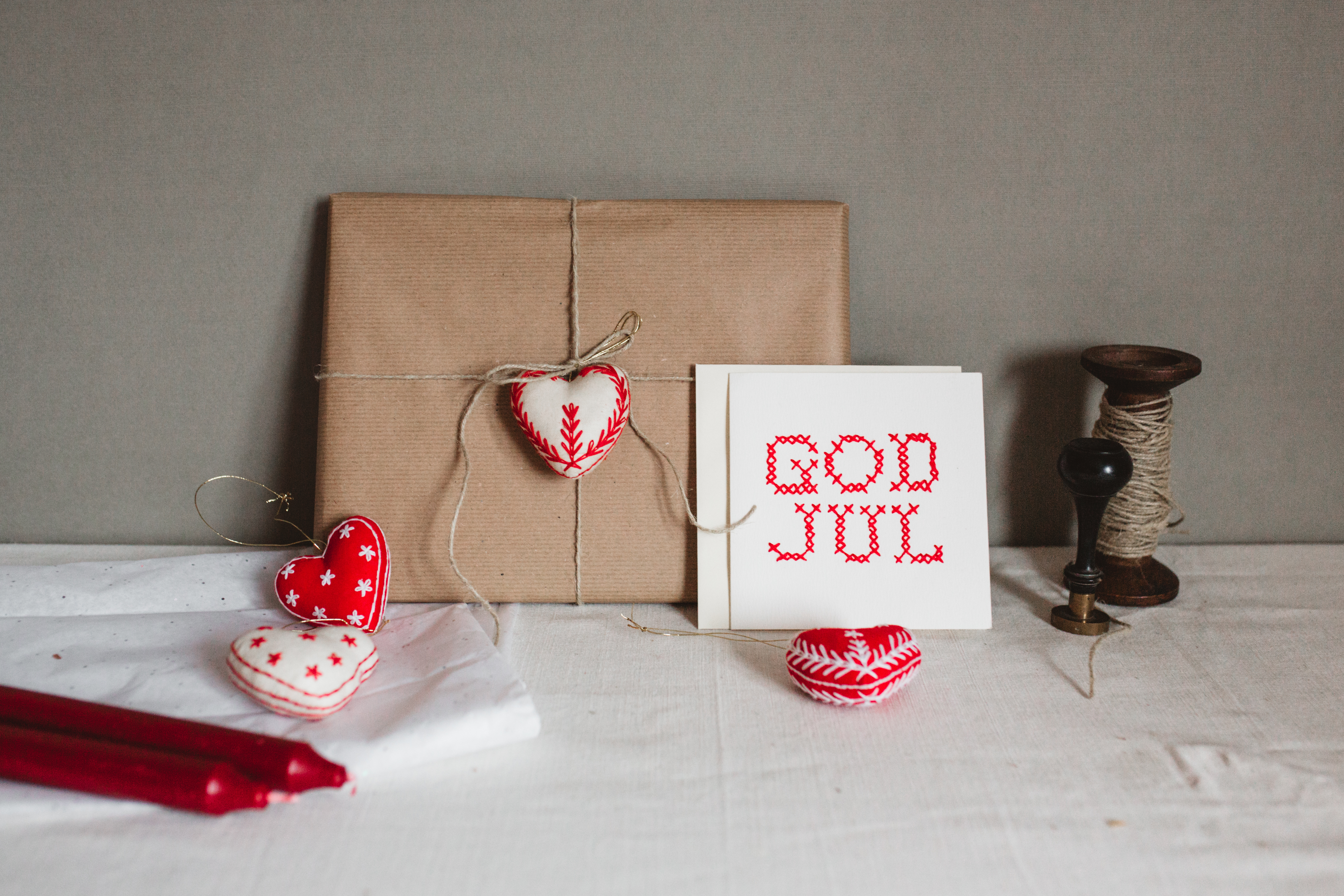 Julegave pyntet med hjertene.