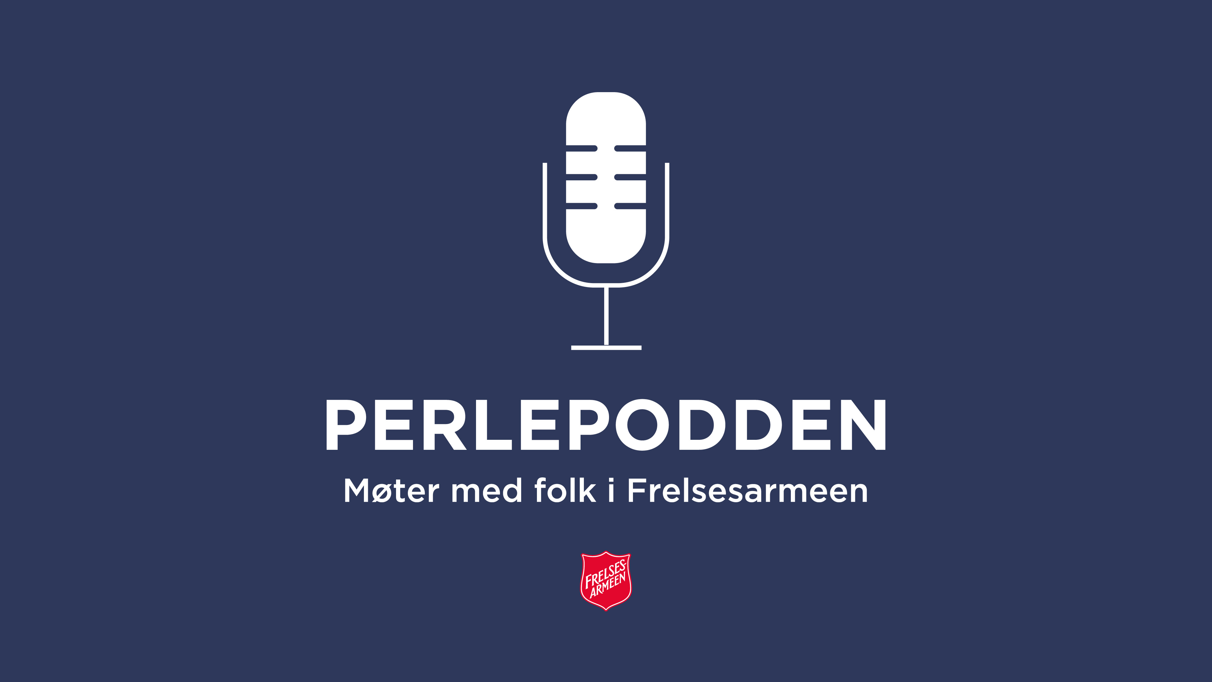 Grafisk illustrasjon: Hvit, stilisert mikrofon på mørkeblå bakgrunn. Under tegningen står det PERLEPODDEN med store bokstaver. Undertittelen er møter med folk i Frelsesarmeen og den røde logoen under.
