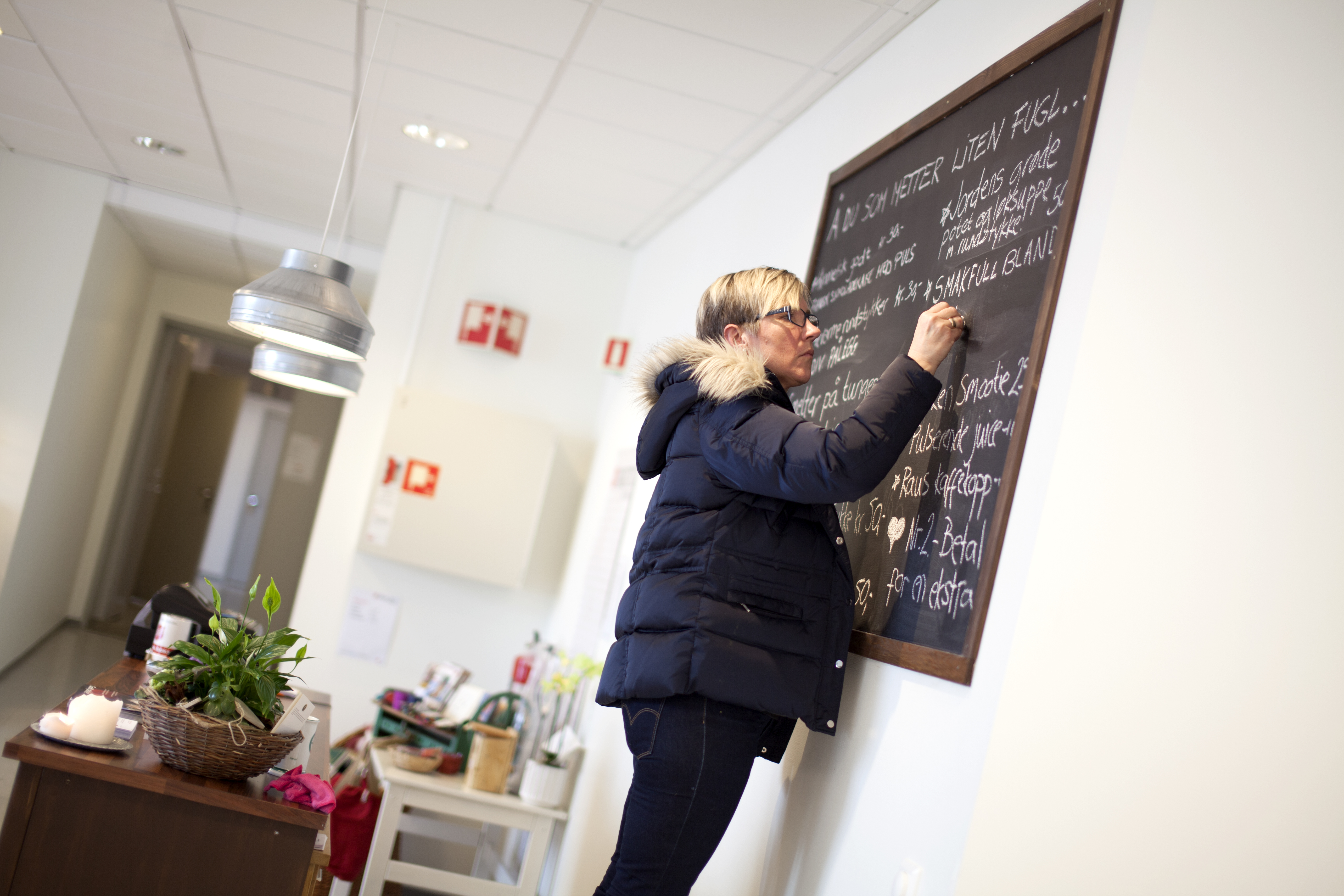 Dame skriver på tavle