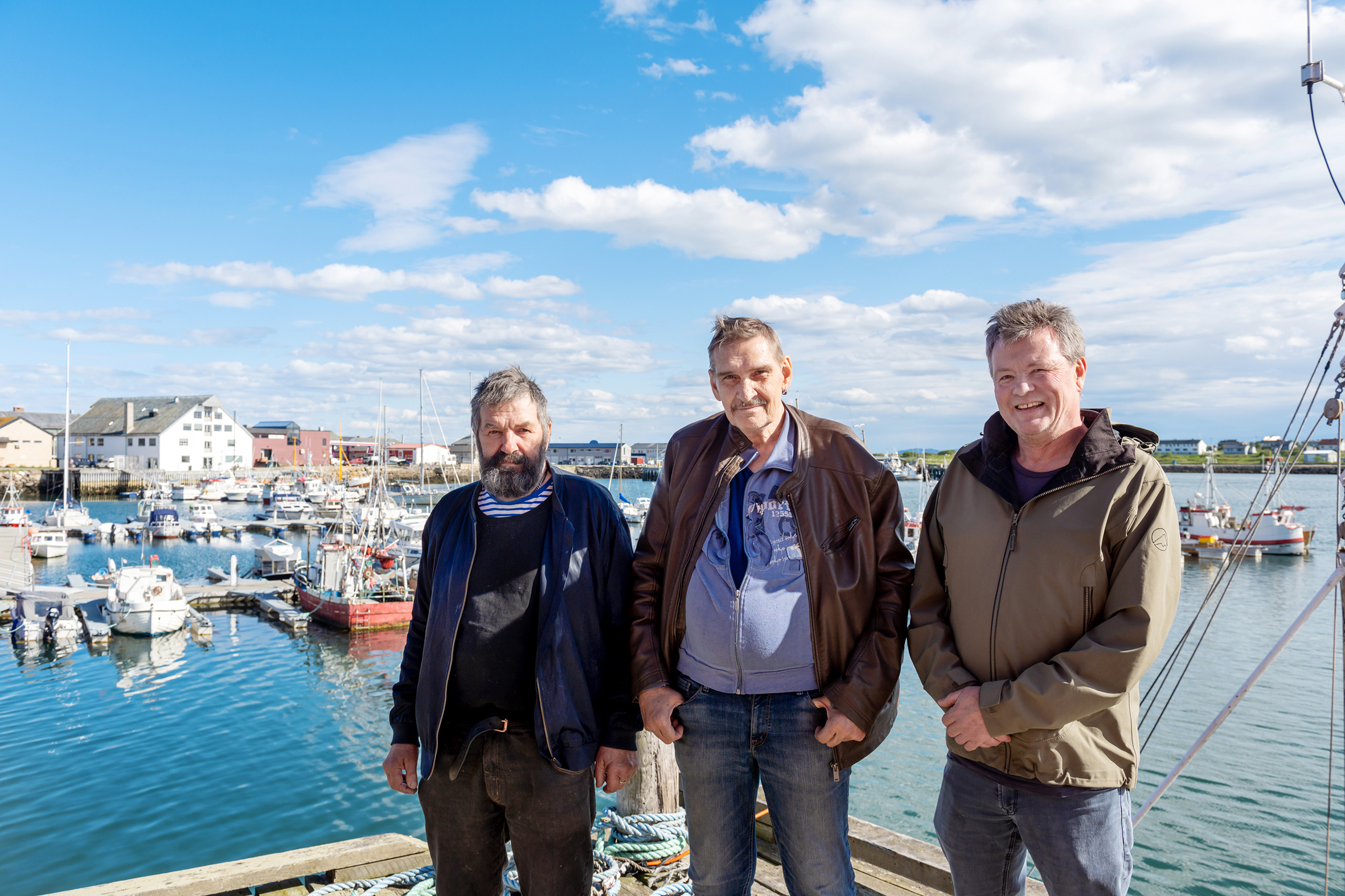 To tidligere alkoholikere og daglig leder på Stedet står på brygga i Vadsø.