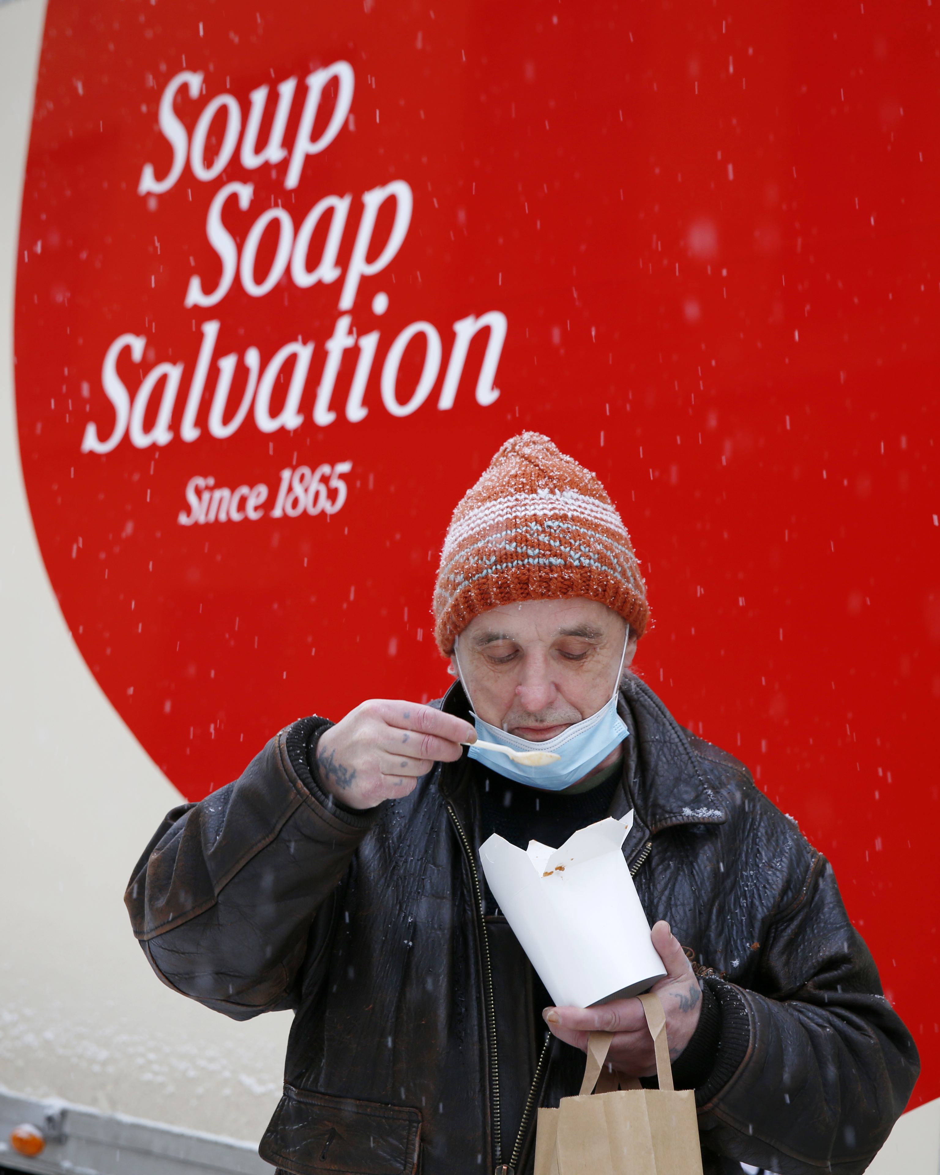 Mann som spiser suppe.