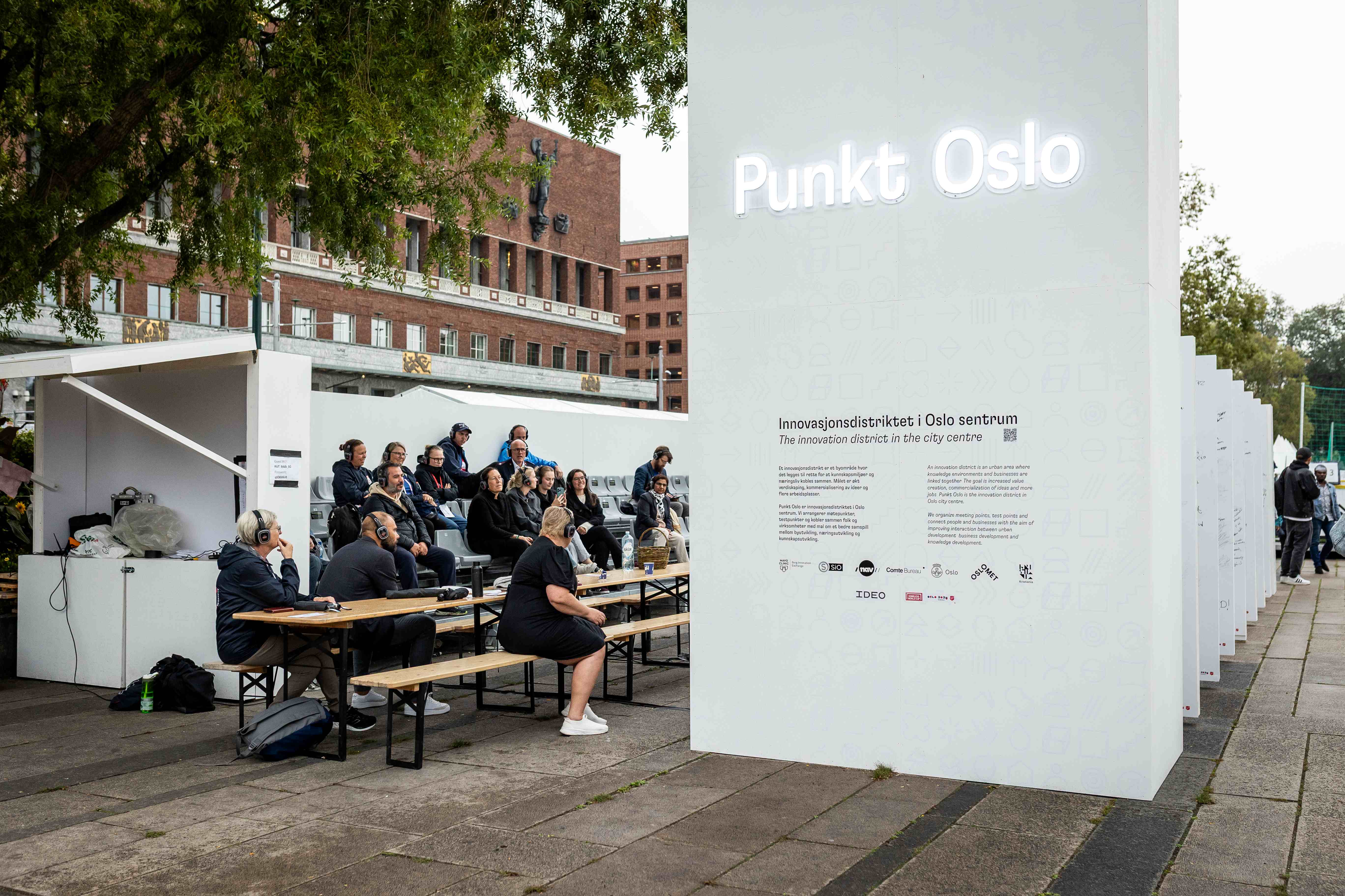 4 Bilder fra Punkt Oslo utestand på Homeless world cup i 2025. Langbord, vegger til å skrive på ord om blant annet håp og samtale med moderator.