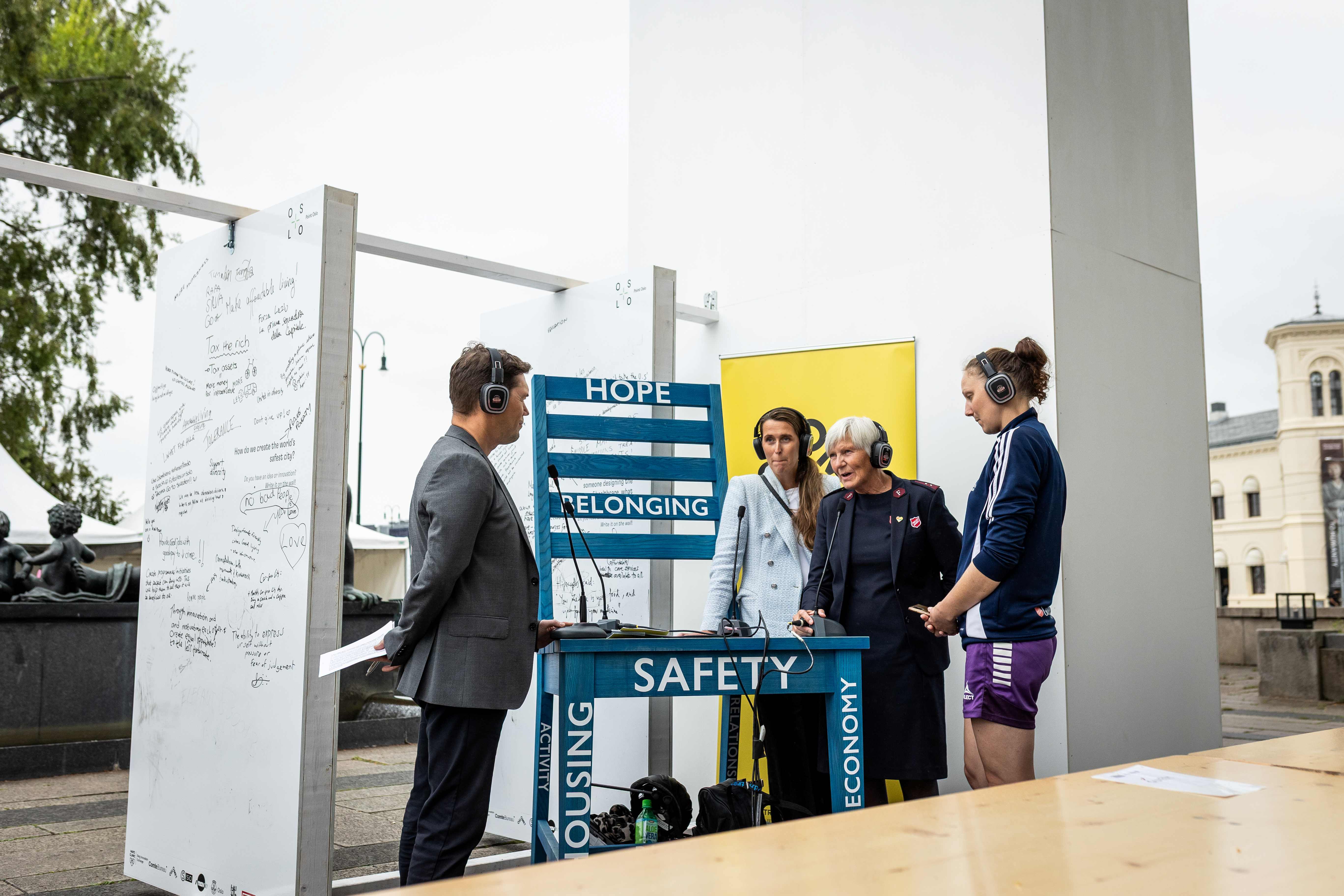 4 Bilder fra Punkt Oslo utestand på Homeless world cup i 2025. Langbord, vegger til å skrive på ord om blant annet håp og samtale med moderator.