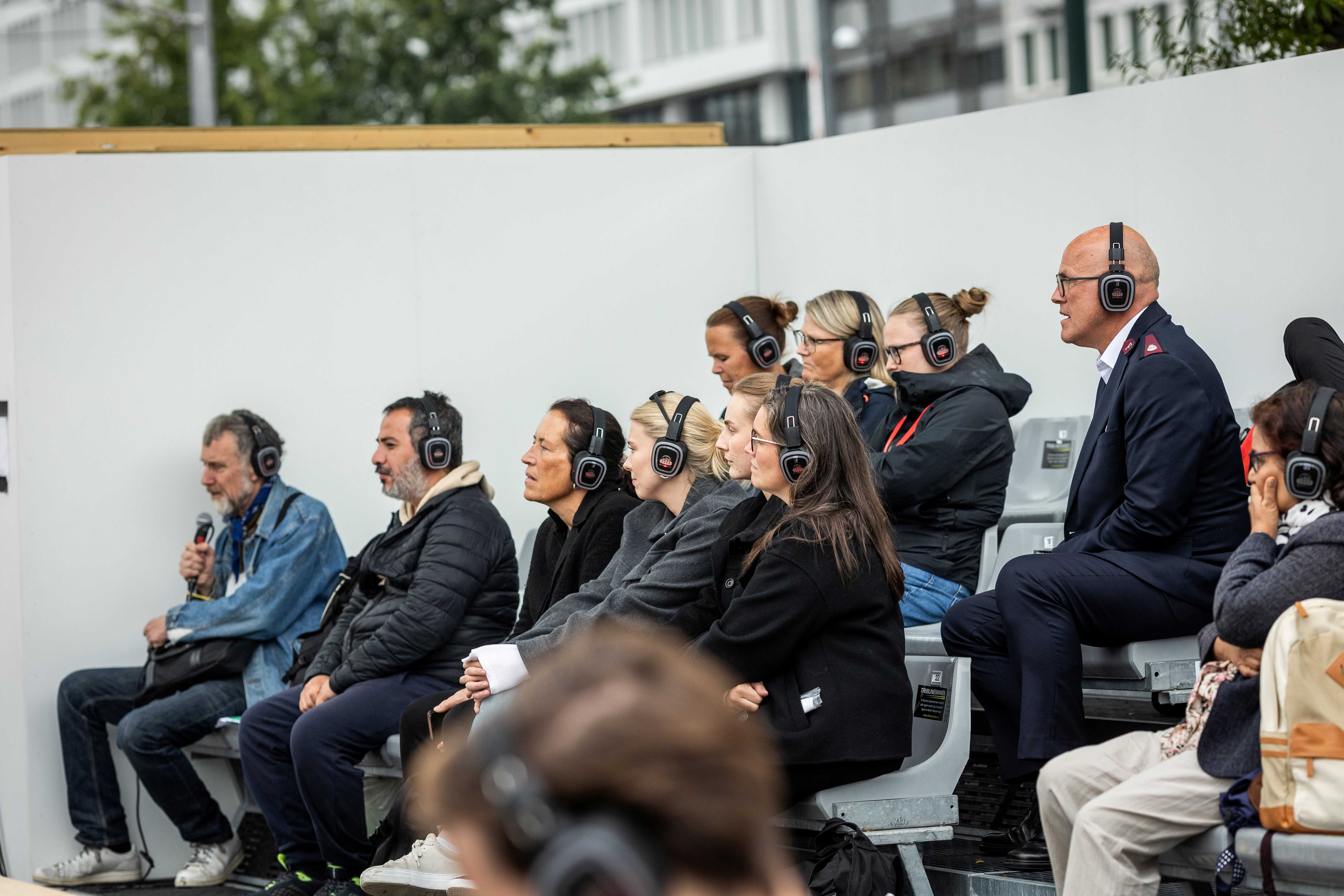 4 Bilder fra Punkt Oslo utestand på Homeless world cup i 2025. Langbord, vegger til å skrive på ord om blant annet håp og samtale med moderator.