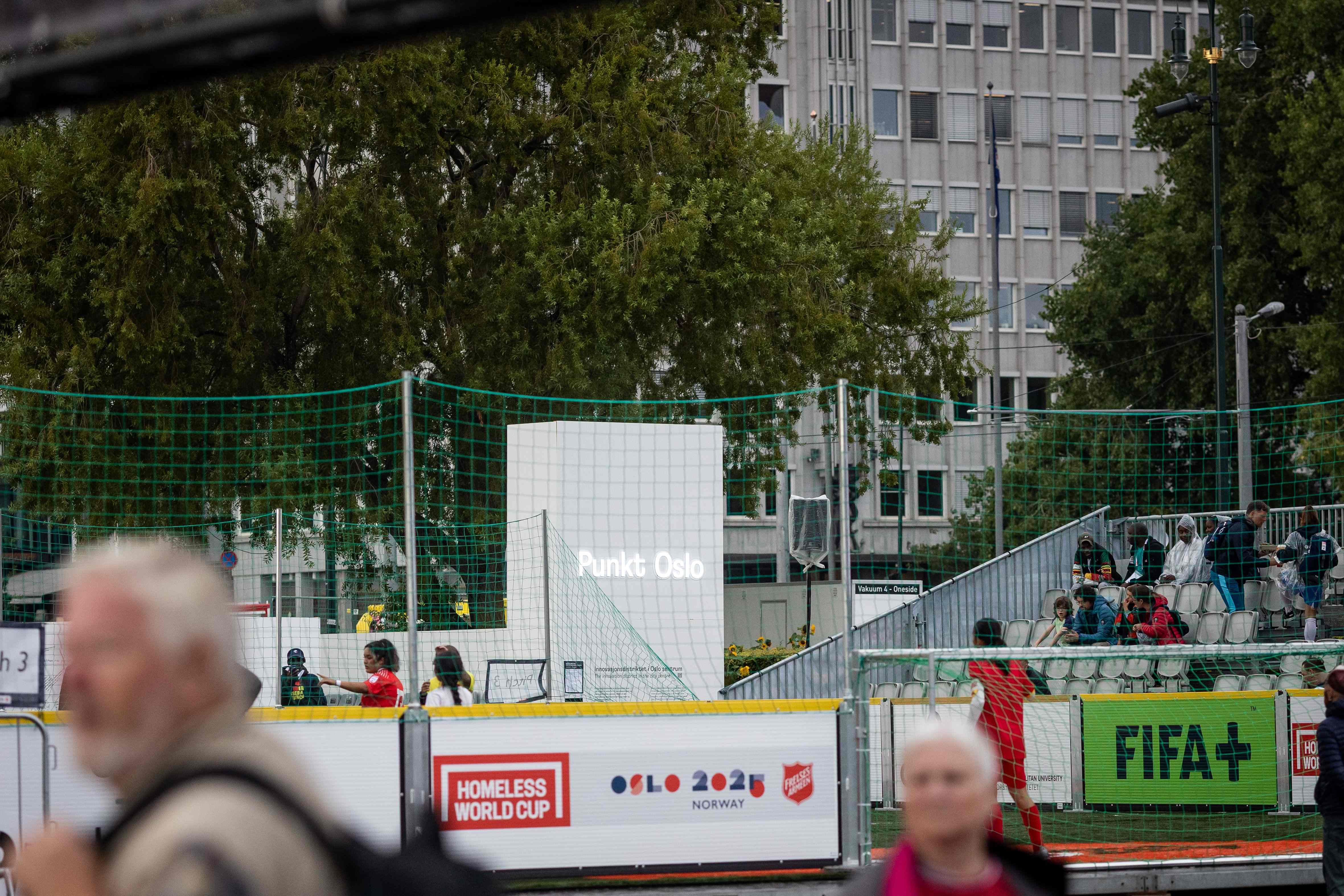 4 Bilder fra Punkt Oslo utestand på Homeless world cup i 2025. Langbord, vegger til å skrive på ord om blant annet håp og samtale med moderator.
