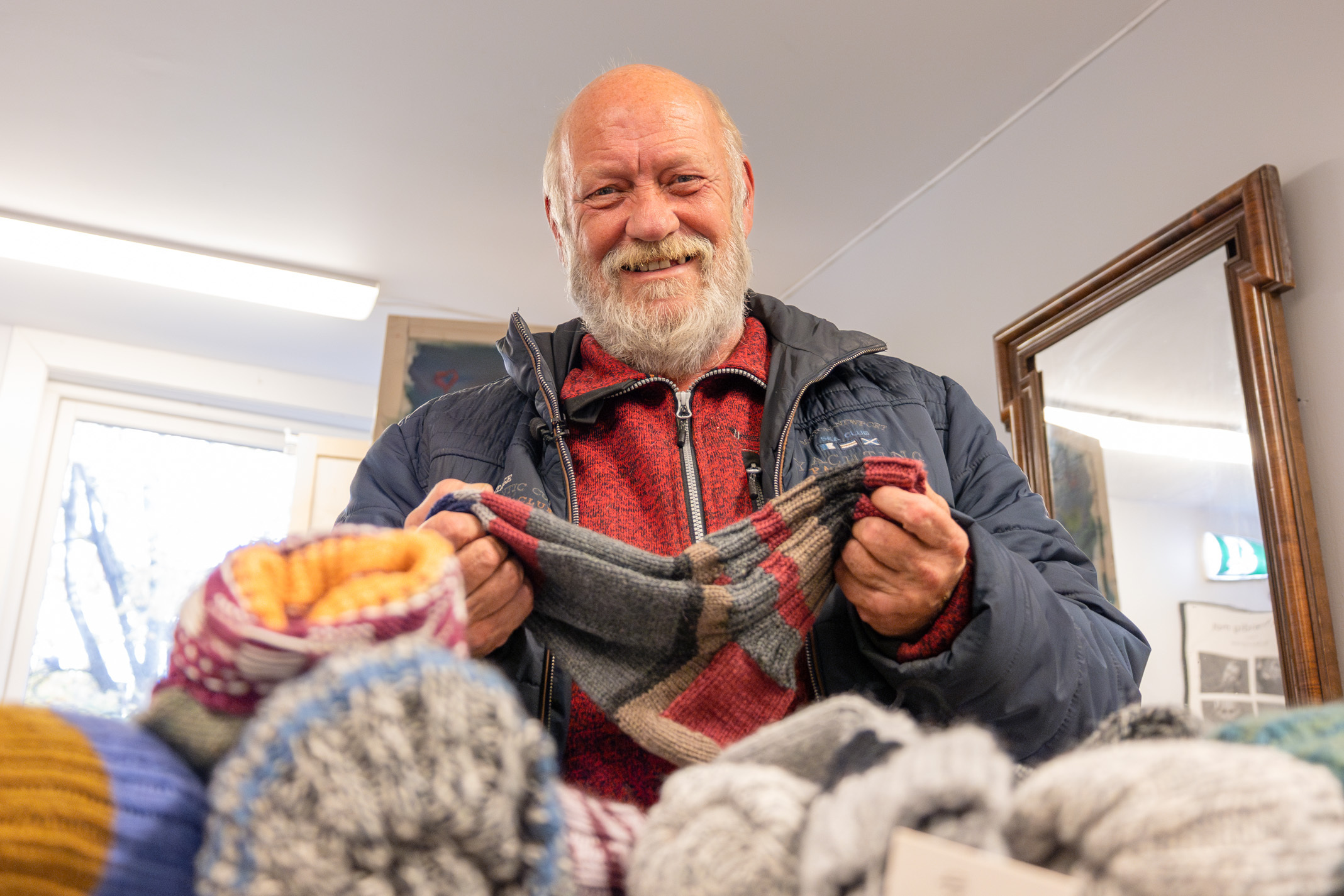 Morten besokende bruker ved Fyrlyset far sokker som varmer FRL 23028 Foto Hanne Rebecca Nilsen