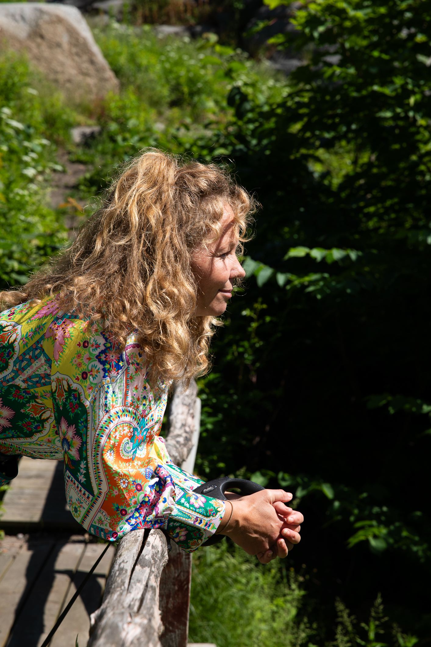 Kvinne med lyse krøller og blomstrete kjole