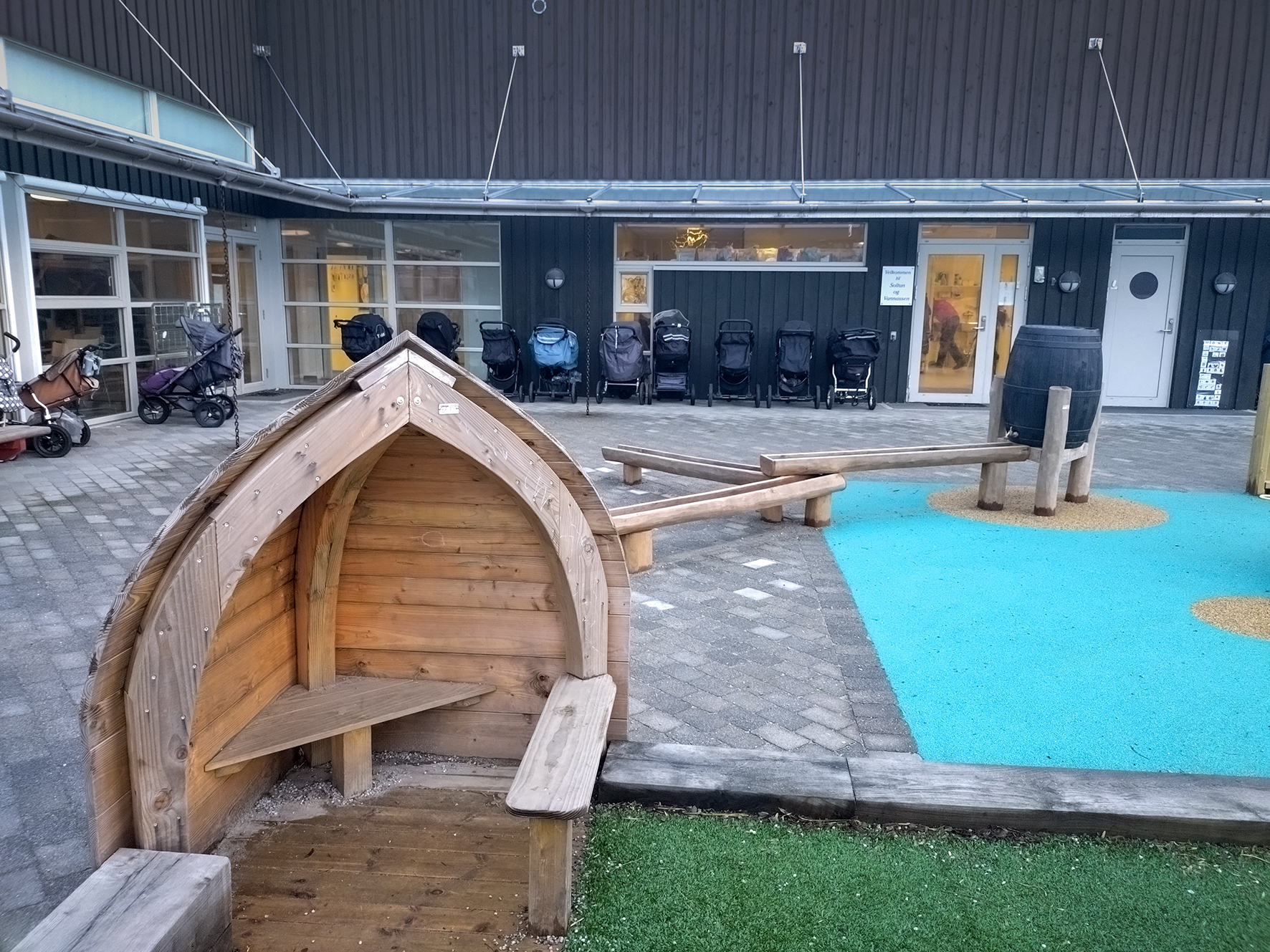 Foto: To bilder etter hverandre der vi ser en lekeplass med turkis og grønt dekke med lekeapparater fra forskjellige vinkler i barnehagen.