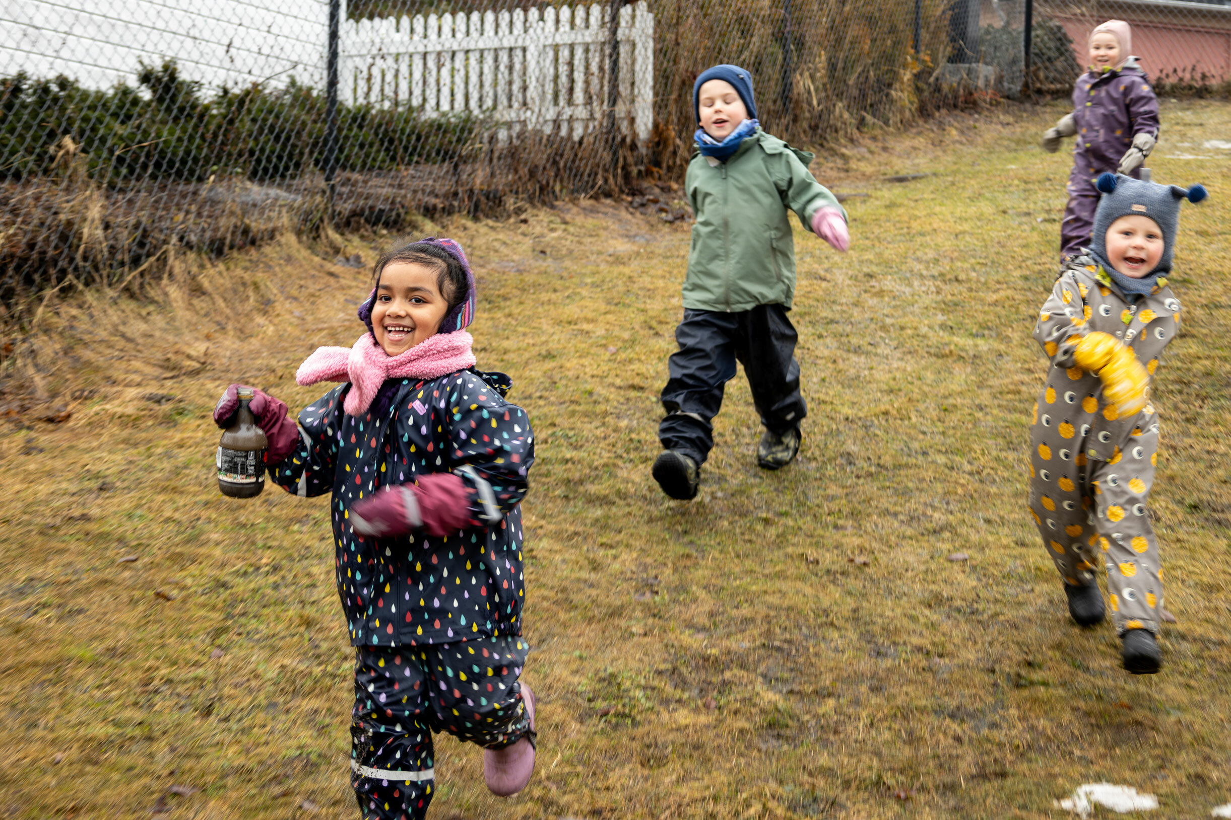 Foto: To bilder etter hverandre, der det første viser noen barn som kler på seg
