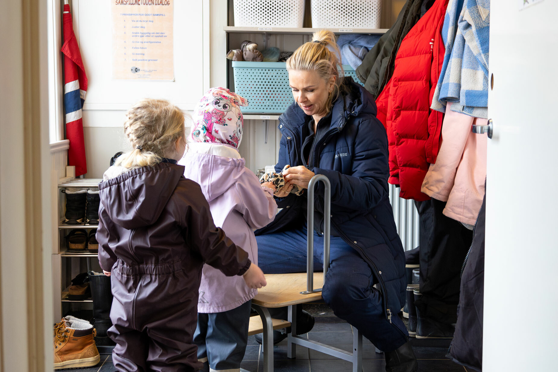 Foto: To bilder etter hverandre, der det første viser noen barn som kler på seg