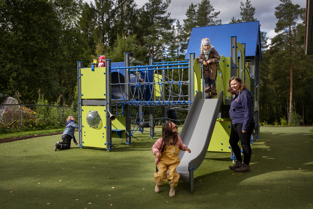 Foto: To bilder etter hverandre, der det første viser barn på en lekeplass og det andre er et nærbilde av en jente på en hengebro i tau.