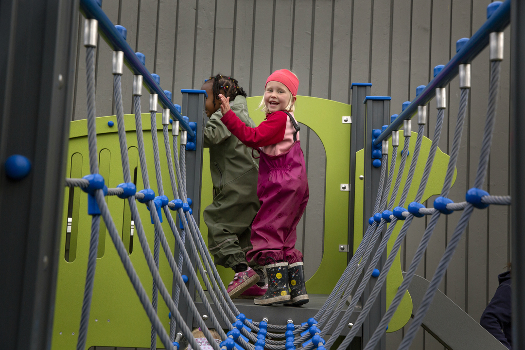 Foto: To bilder etter hverandre, der det første viser barn på en lekeplass og det andre er et nærbilde av en jente på en hengebro i tau.