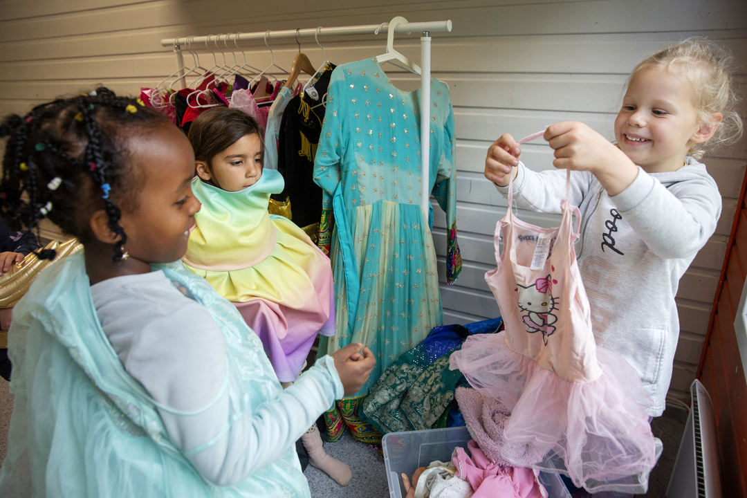 Foto: To bilder etter hverandre, der det første viser tre jenter i prinsessekjoler og det andre viser en gutt som leker med oppstilte dinosaurer.