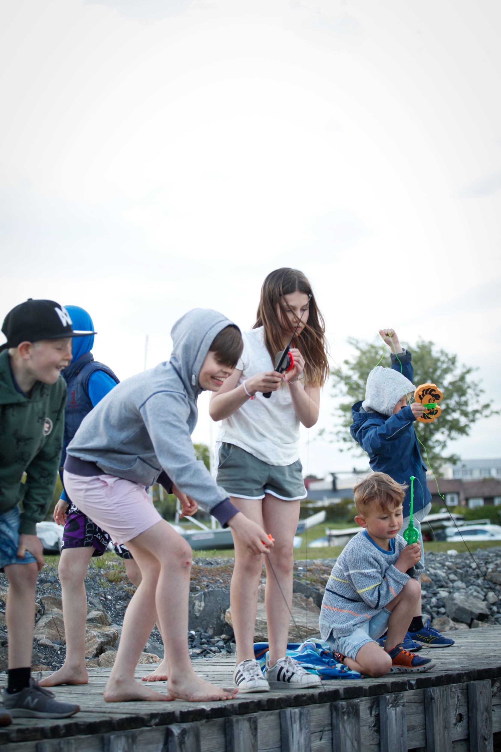 Fisking på brygga flere barn