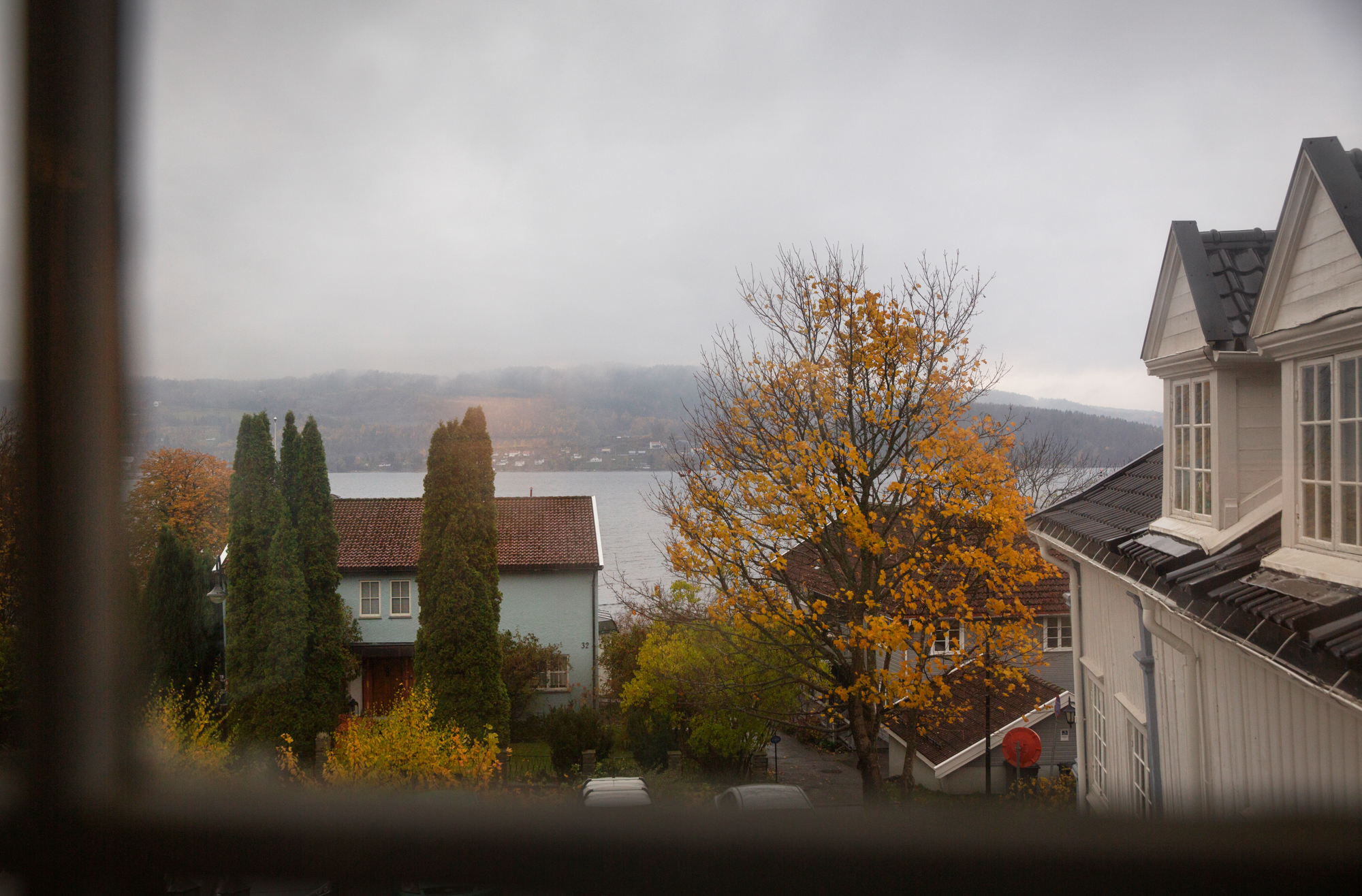 Ekteriøret av Solgry samt utsikt ut til havet.