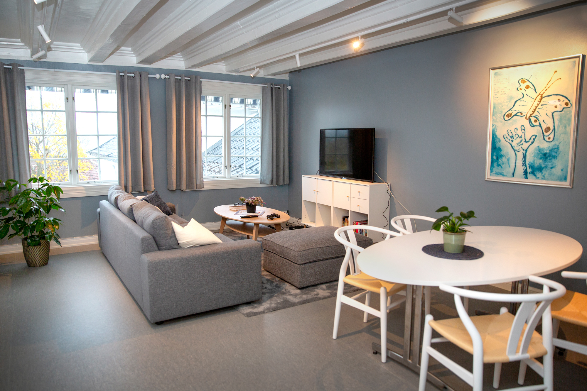 Stue og et soverom på Solgry.