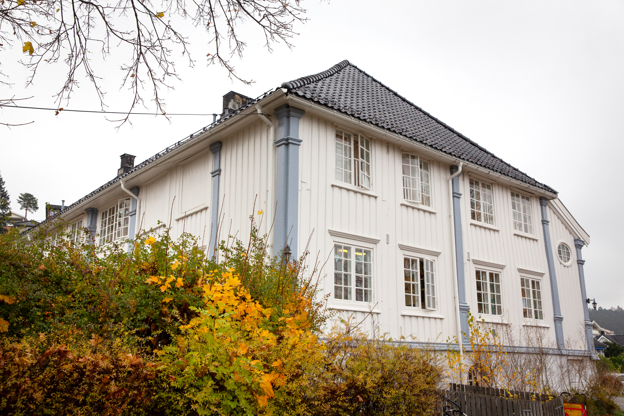 Ekteriøret av Solgry samt utsikt ut til havet.