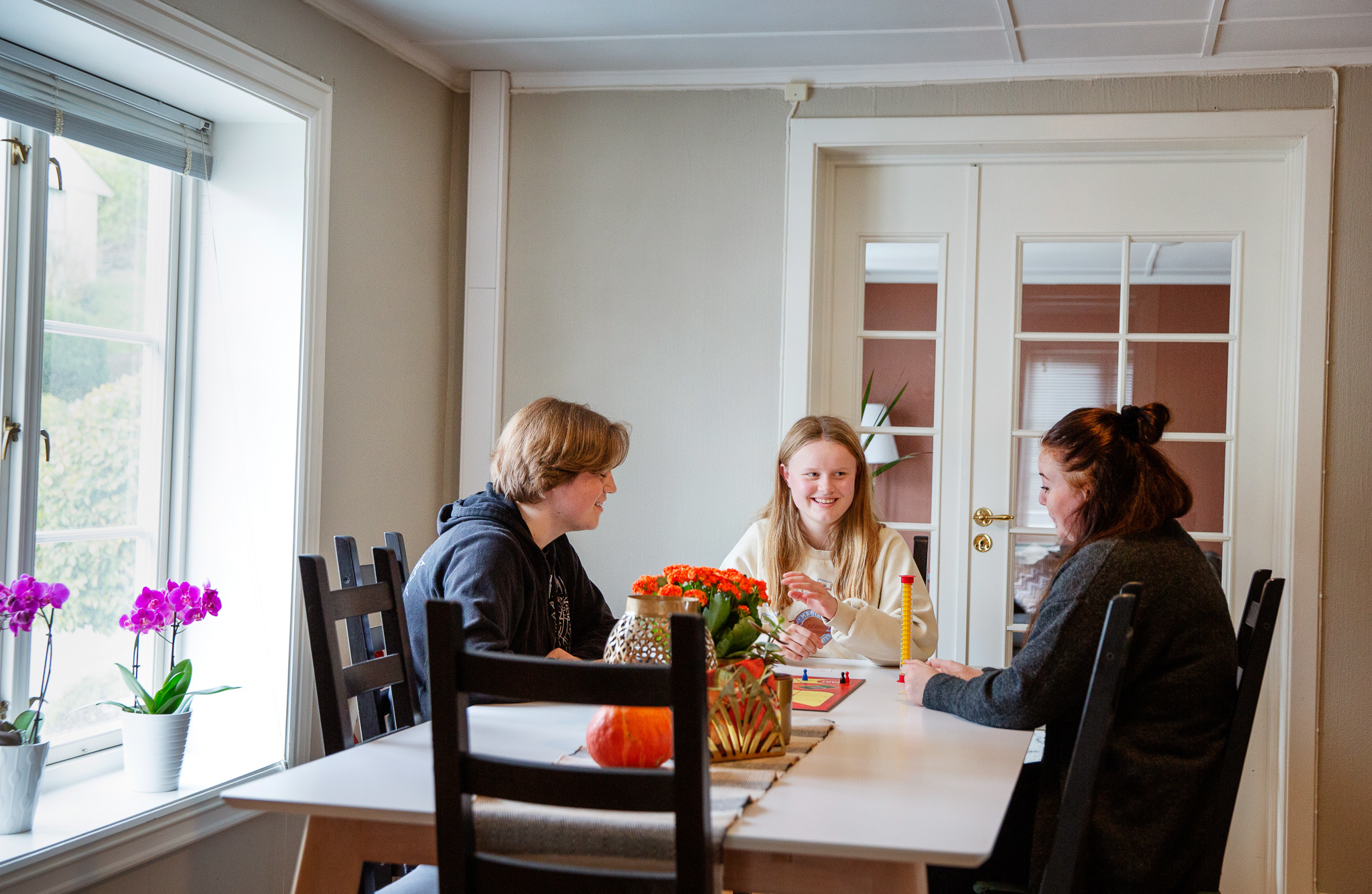 Et mangfold av bilder som viser husets rom: stuer, kjøkken, soverom sov. Noen av bildene har mennesker med.