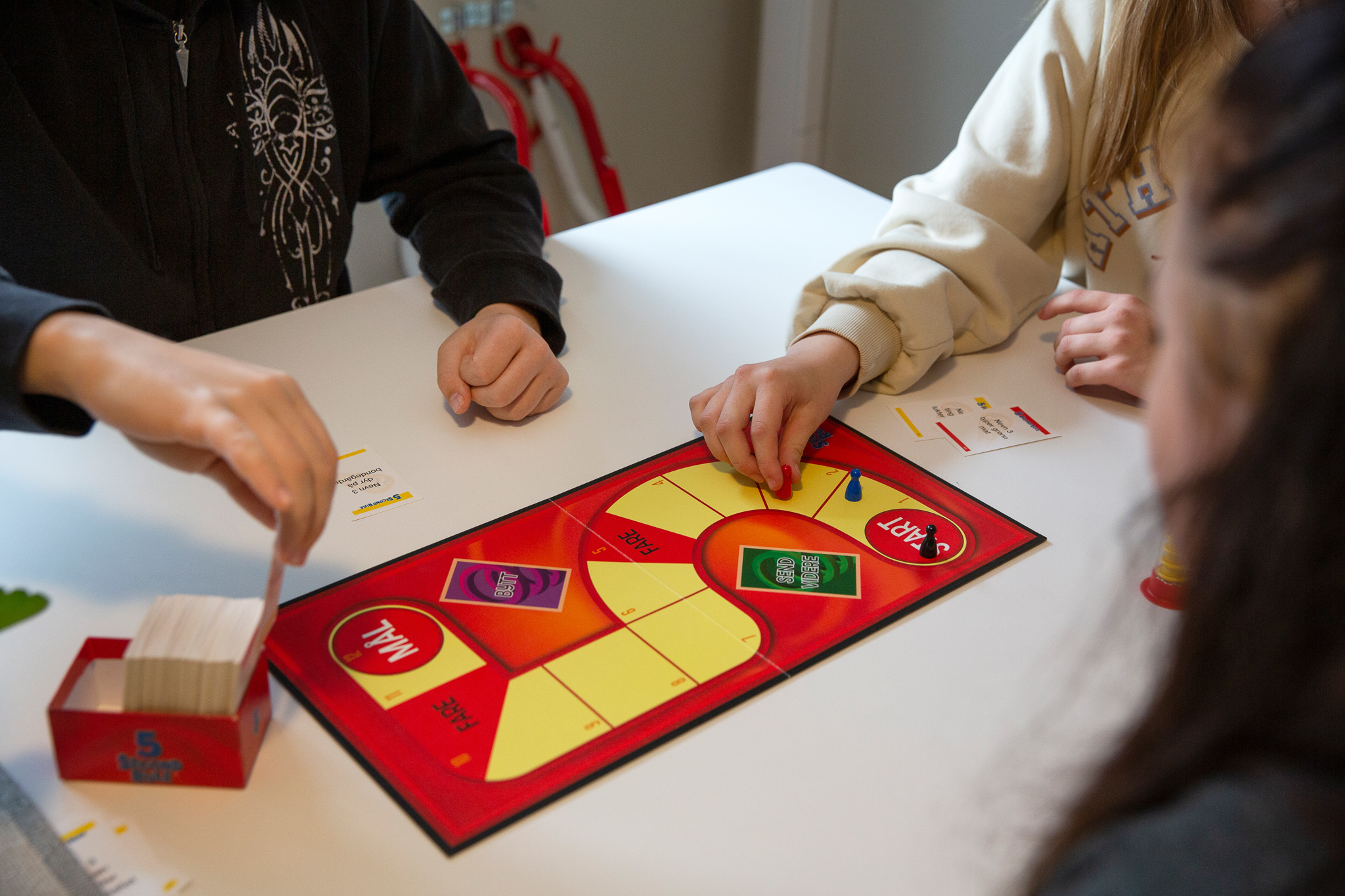 Et mangfold av bilder som viser husets rom: stuer, kjøkken, soverom sov. Noen av bildene har mennesker med.