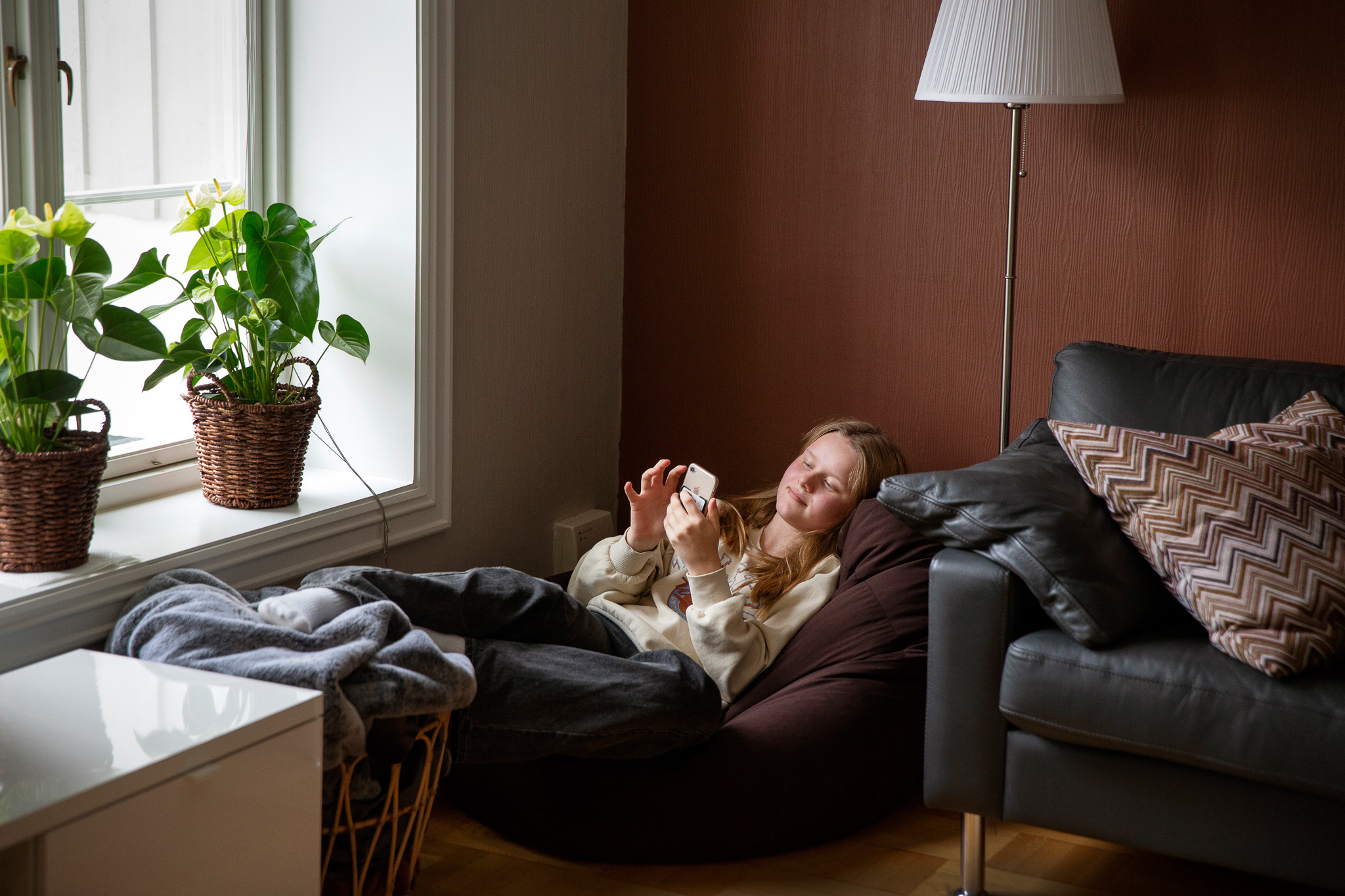 Et mangfold av bilder som viser husets rom: stuer, kjøkken, soverom sov. Noen av bildene har mennesker med.