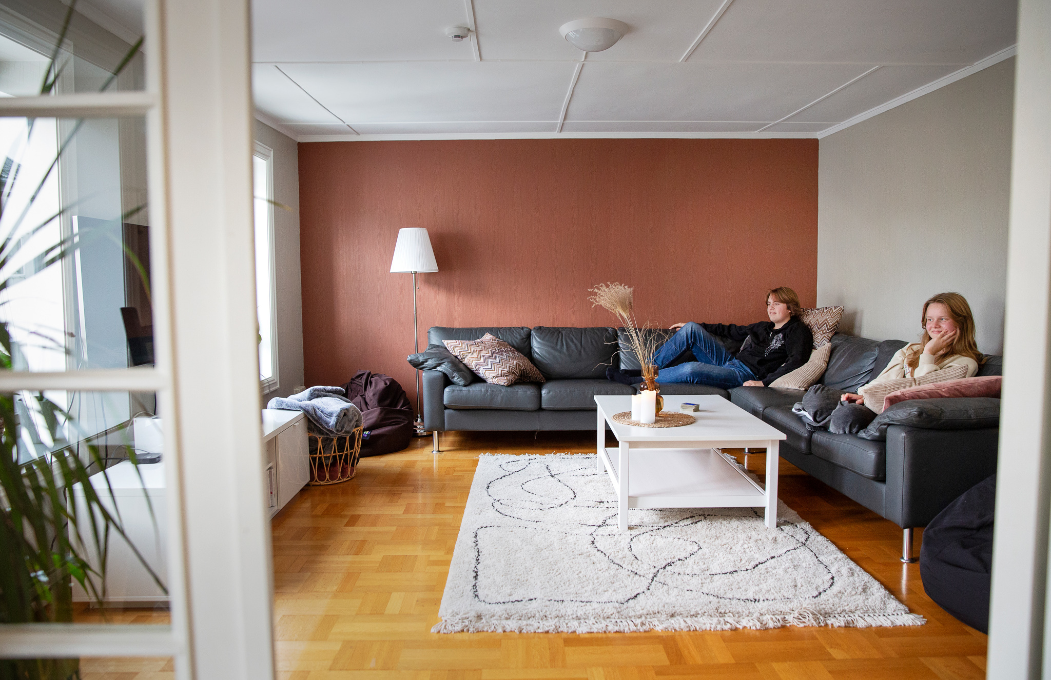 Et mangfold av bilder som viser husets rom: stuer, kjøkken, soverom sov. Noen av bildene har mennesker med.