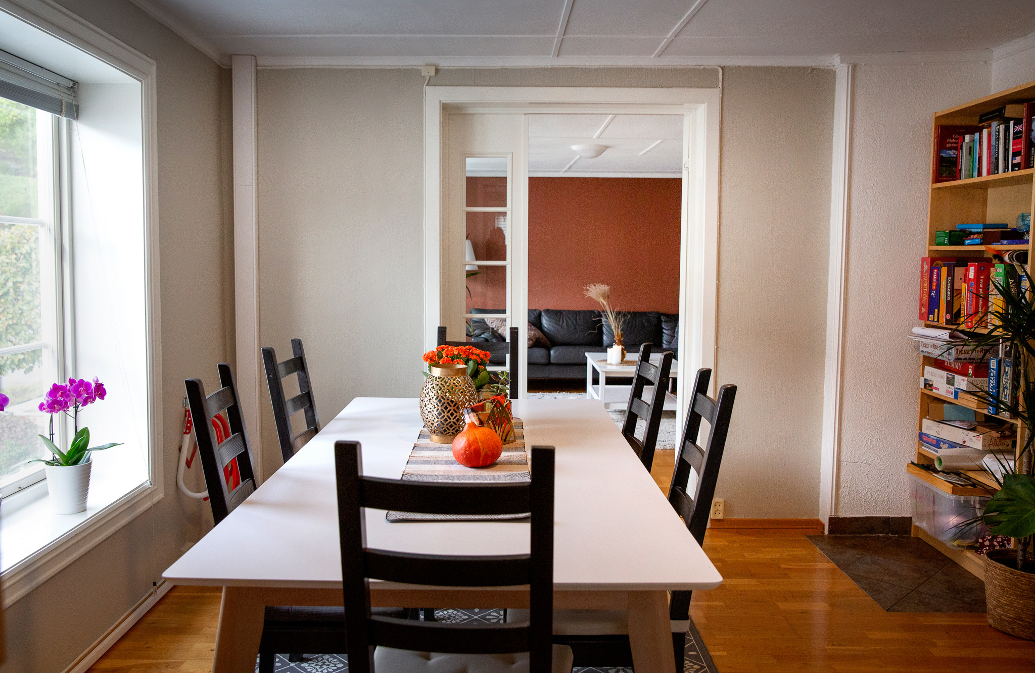 Et mangfold av bilder som viser husets rom: stuer, kjøkken, soverom sov. Noen av bildene har mennesker med.