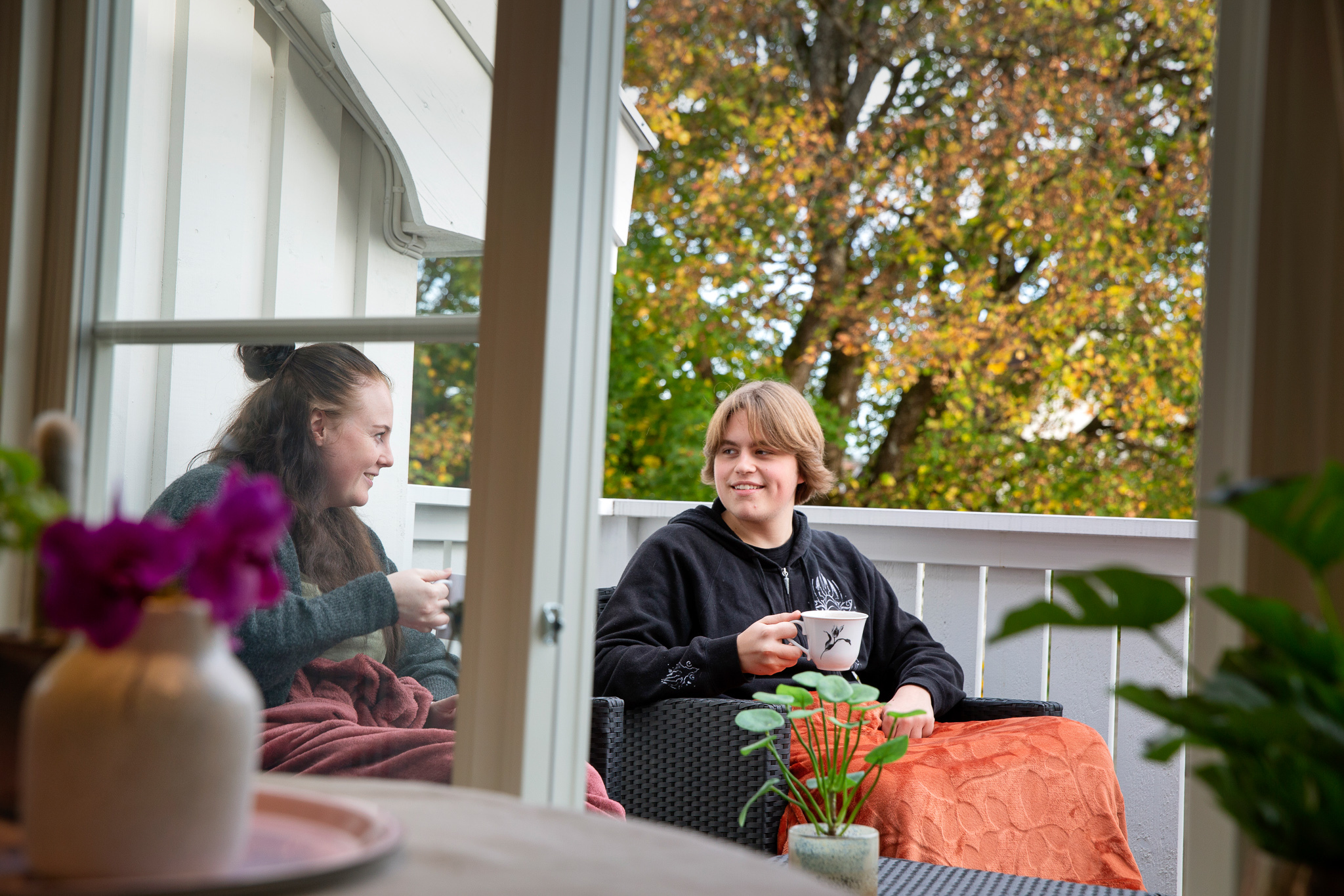 Et mangfold av bilder som viser husets rom: stuer, kjøkken, soverom sov. Noen av bildene har mennesker med.