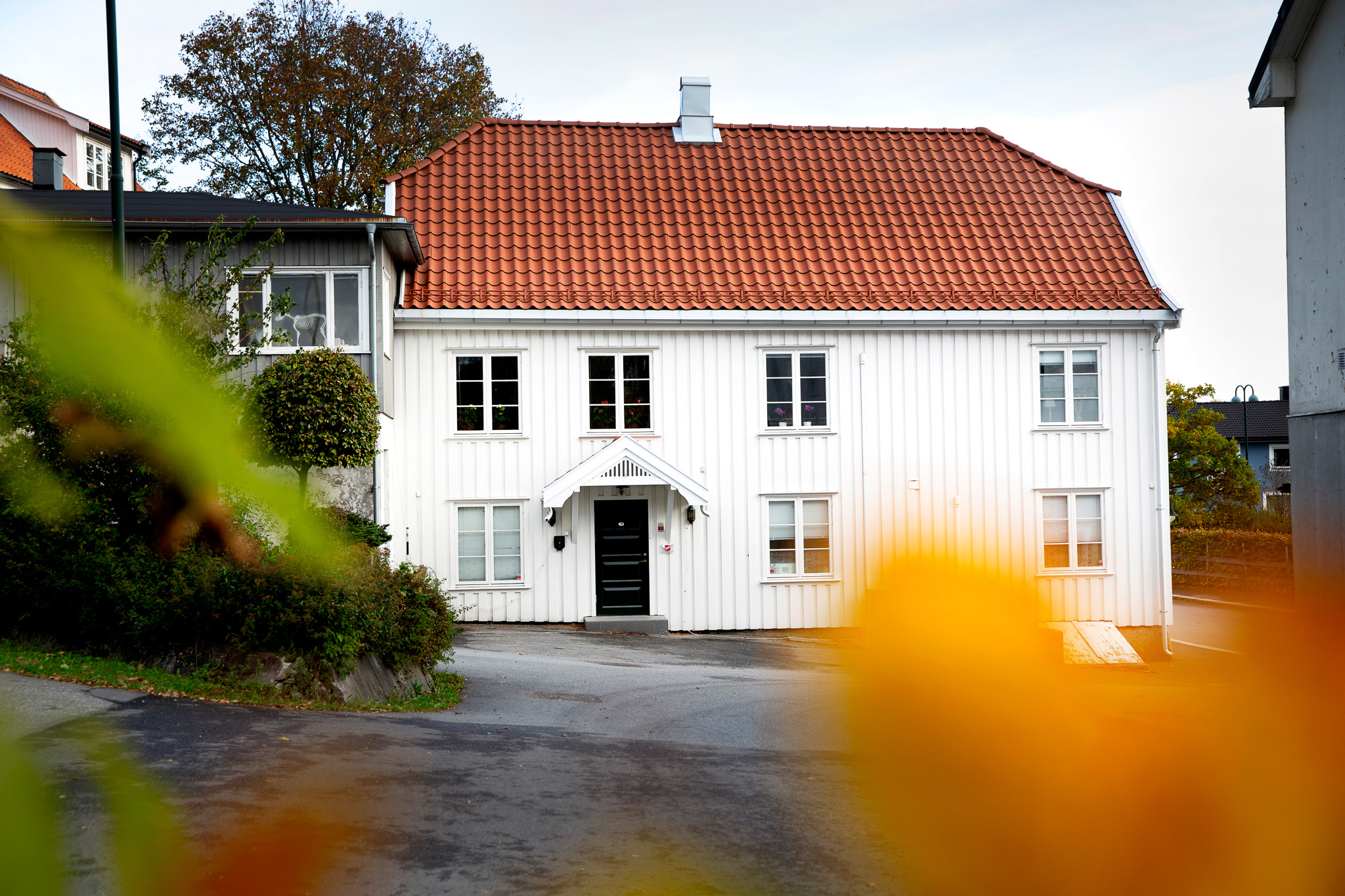 Soldammen i Hølen fra utsiden. Et stort hvitt trehus. med rød teglstein på taket.