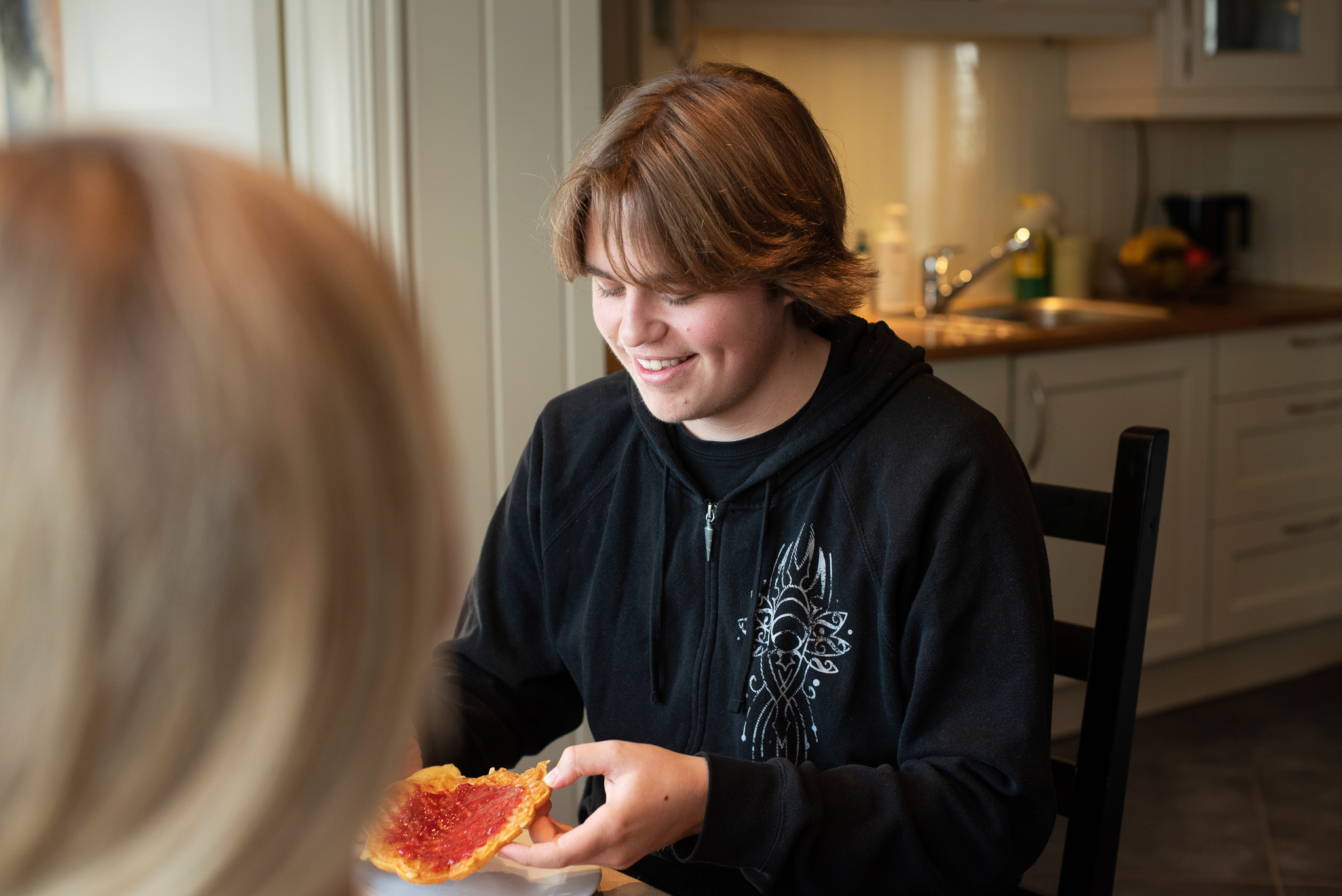 Et mangfold av bilder som viser husets rom: stuer, kjøkken, soverom sov. Noen av bildene har mennesker med.