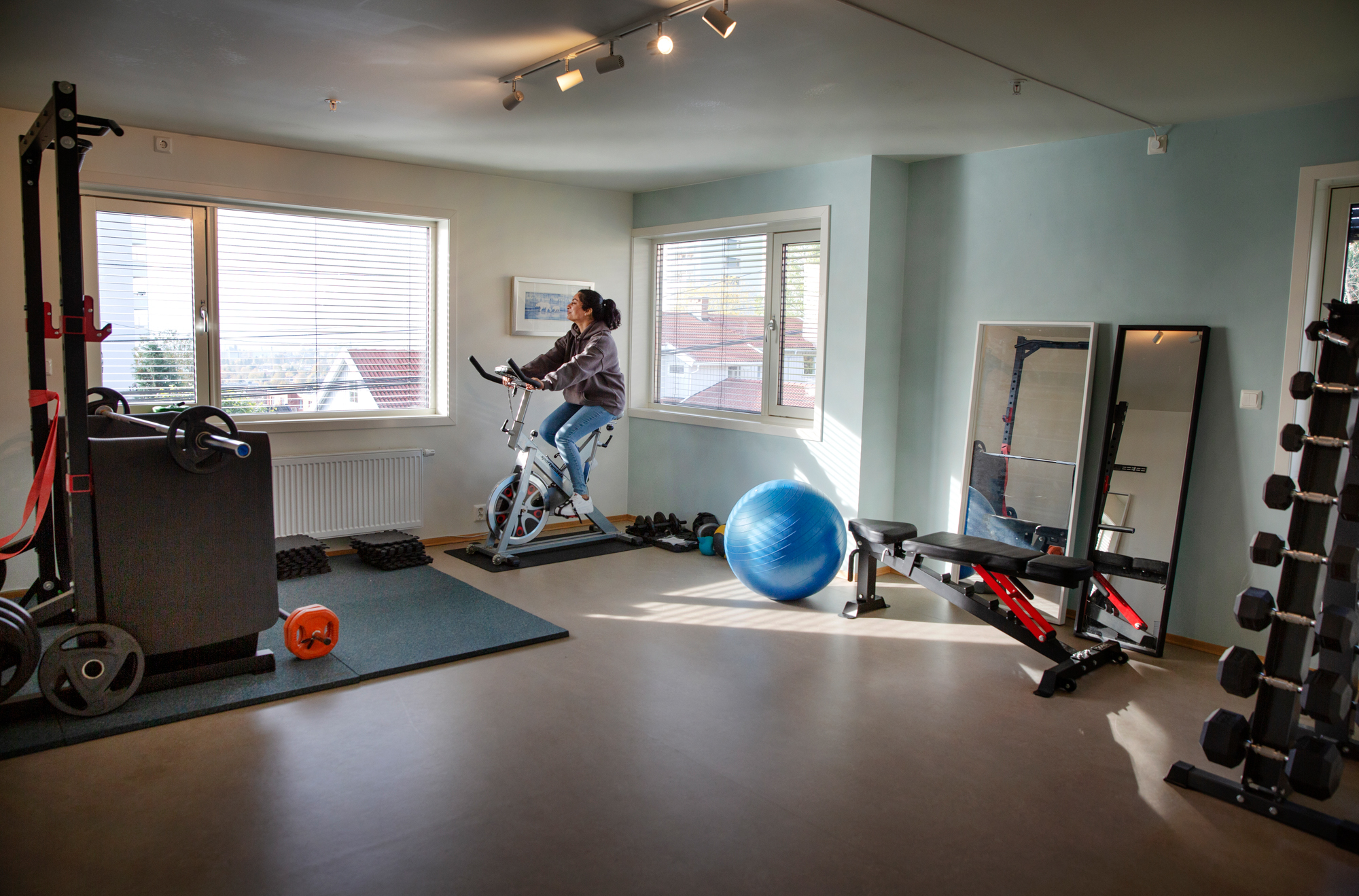 Bilder av noen som trener, hender som spiller kinasjakk, ingredienser til vafler