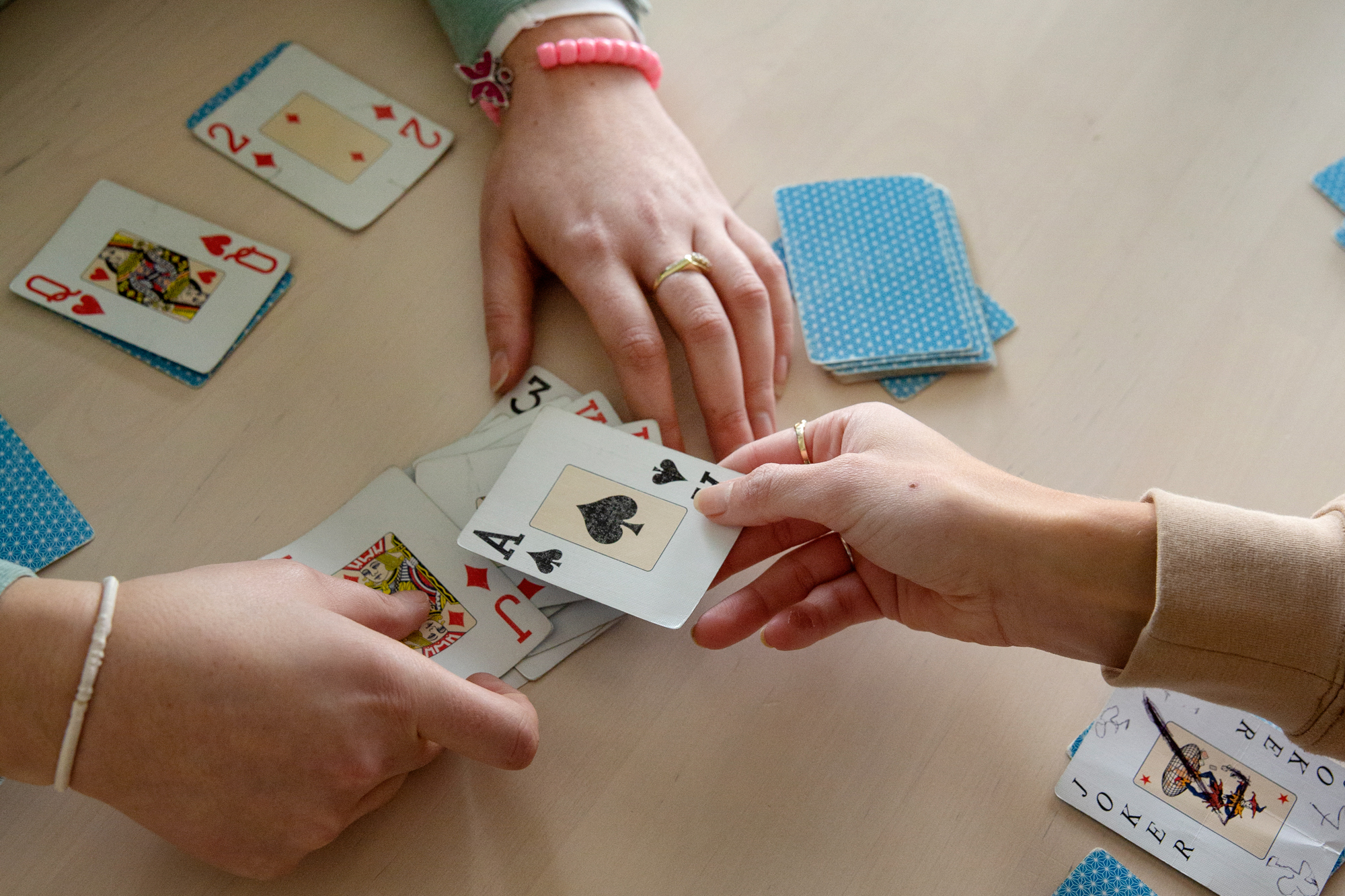 Bilder av noen som trener, hender som spiller kinasjakk, ingredienser til vafler