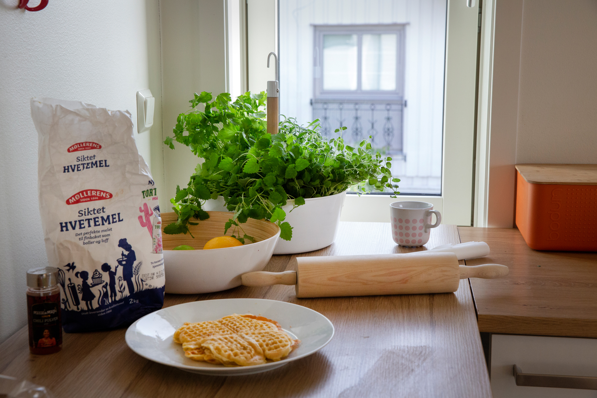 Bilder av noen som trener, hender som spiller kinasjakk, ingredienser til vafler