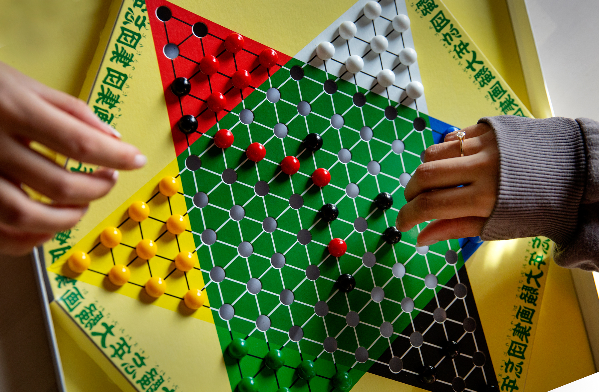 Bilder av noen som trener, hender som spiller kinasjakk, ingredienser til vafler