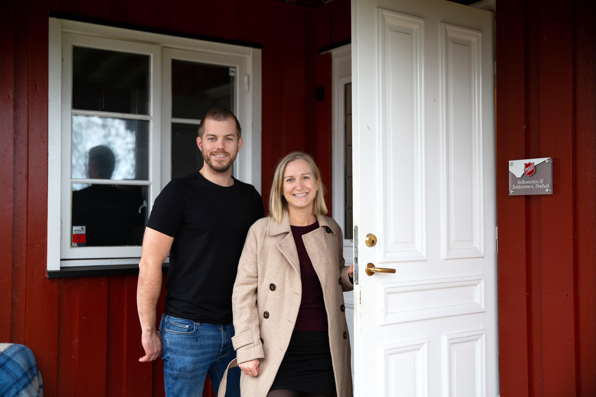 Bilder av huset utvendig fra ulike vinkler.