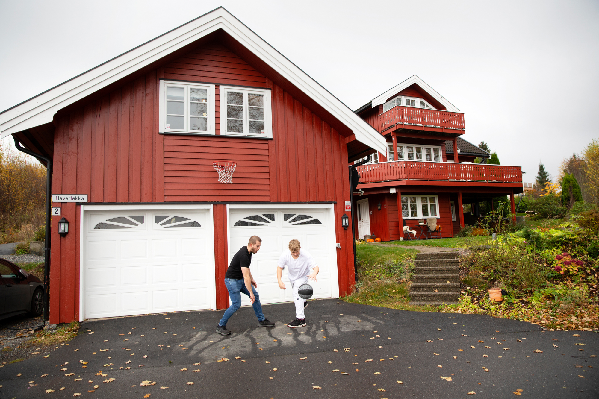 Bilder av huset utvendig fra ulike vinkler.