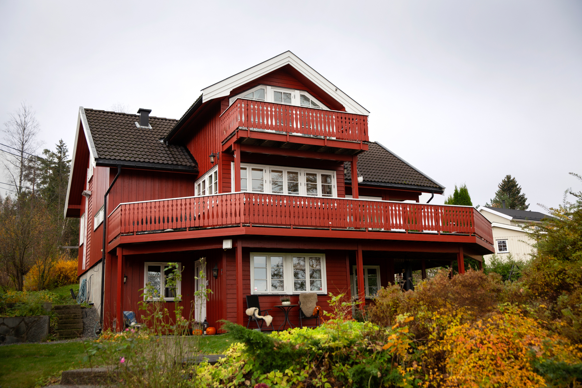 Bilder av huset utvendig fra ulike vinkler.