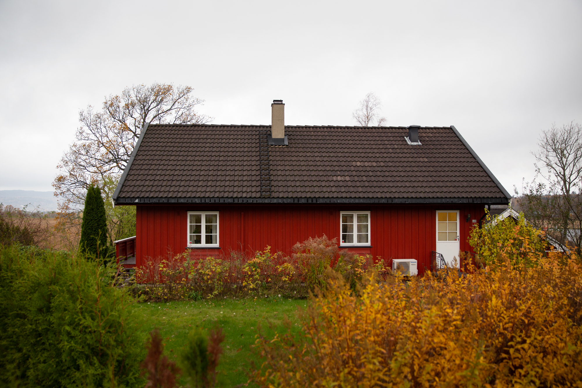Bilder av huset utvendig fra ulike vinkler.