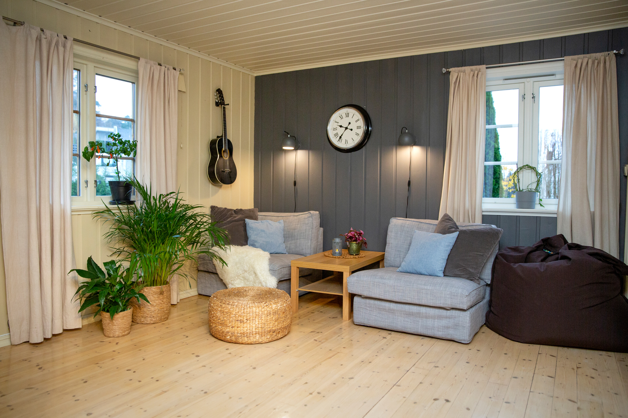 Bilder av soverom, stuer, kjøkken og ulike oppholdssteder innendørs.