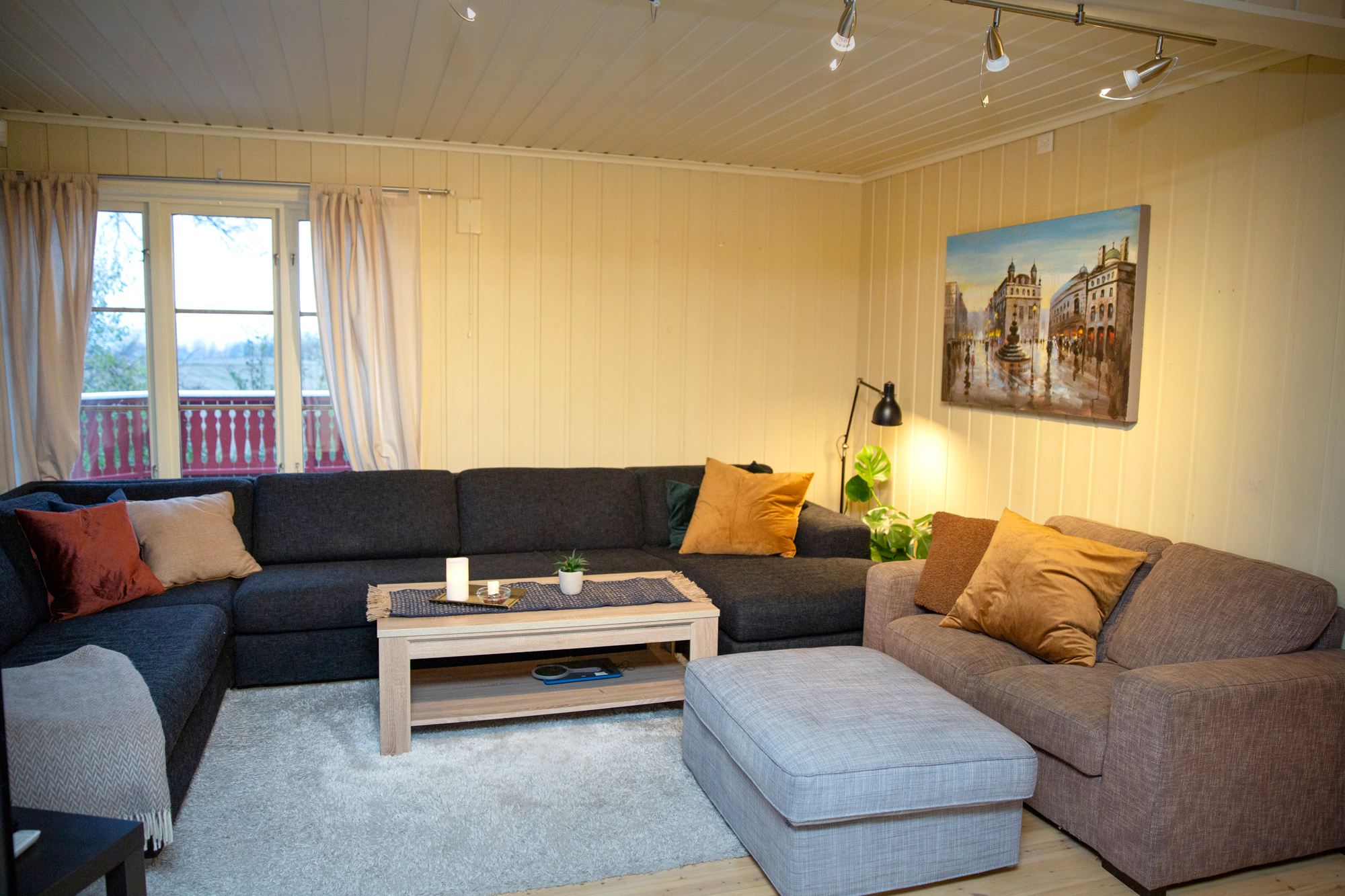 Bilder av soverom, stuer, kjøkken og ulike oppholdssteder innendørs.