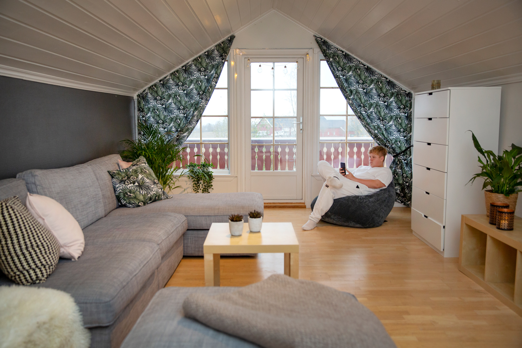 Bilder av soverom, stuer, kjøkken og ulike oppholdssteder innendørs.