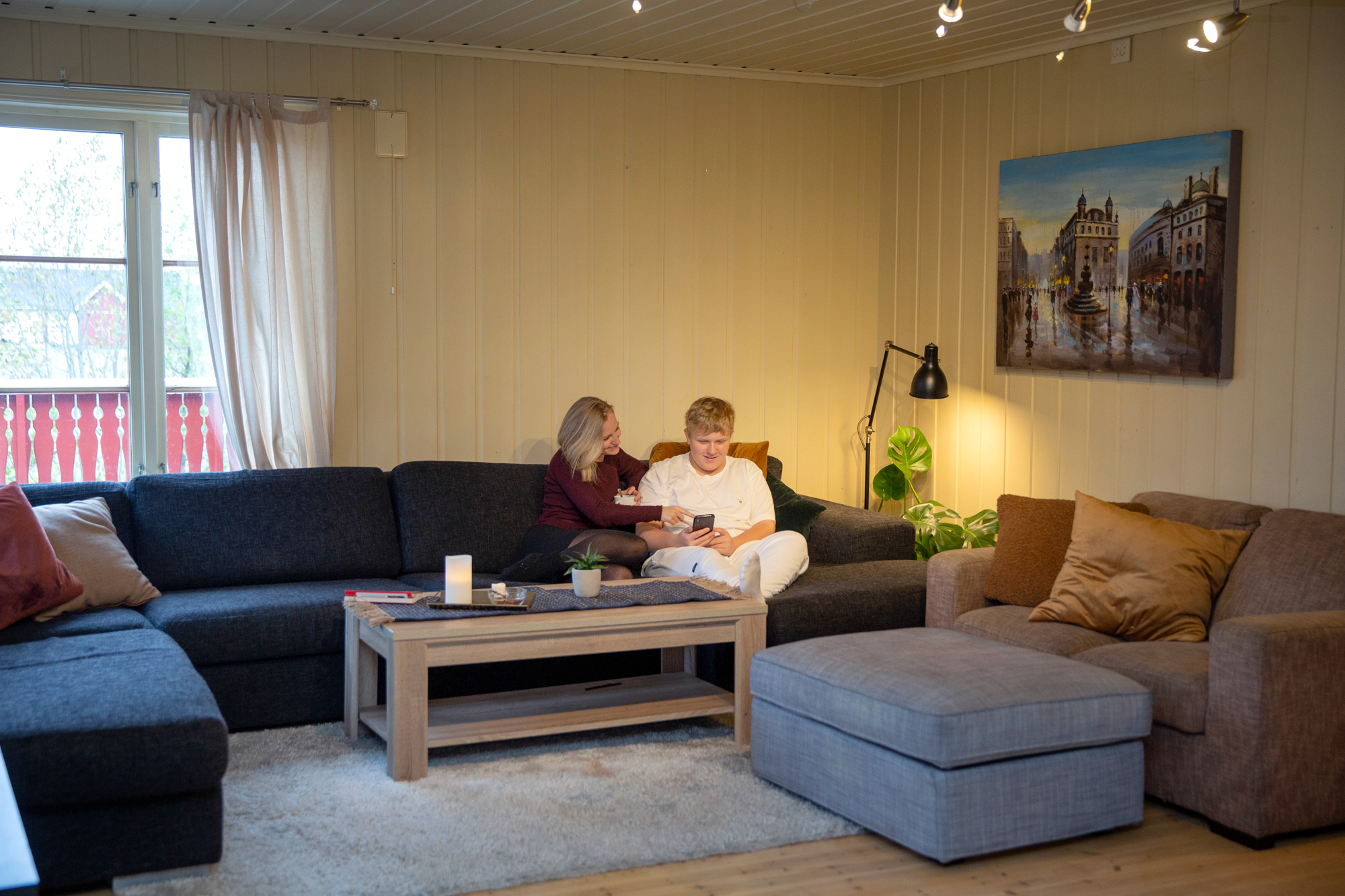 Bilder av soverom, stuer, kjøkken og ulike oppholdssteder innendørs.