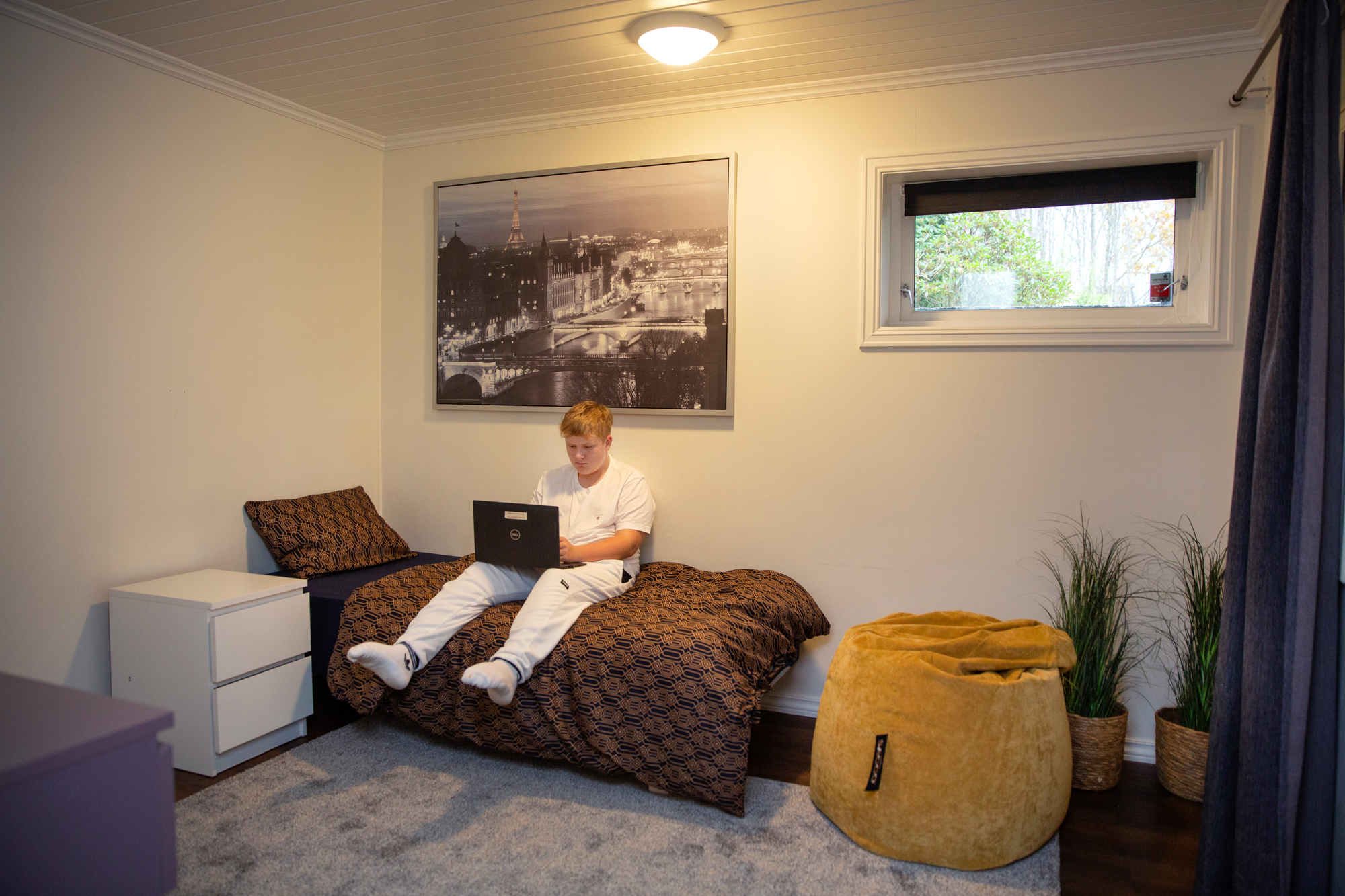 Bilder av soverom, stuer, kjøkken og ulike oppholdssteder innendørs.