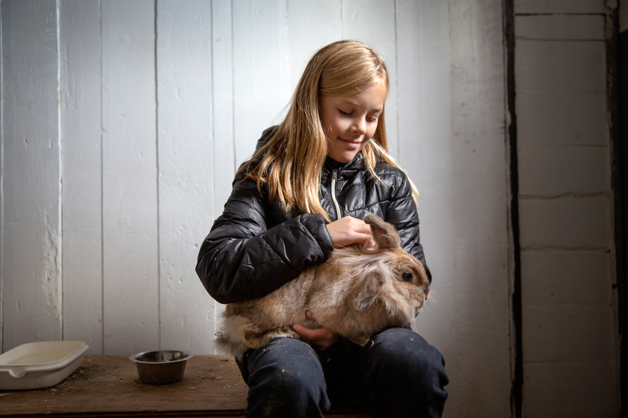 Jente med kanin