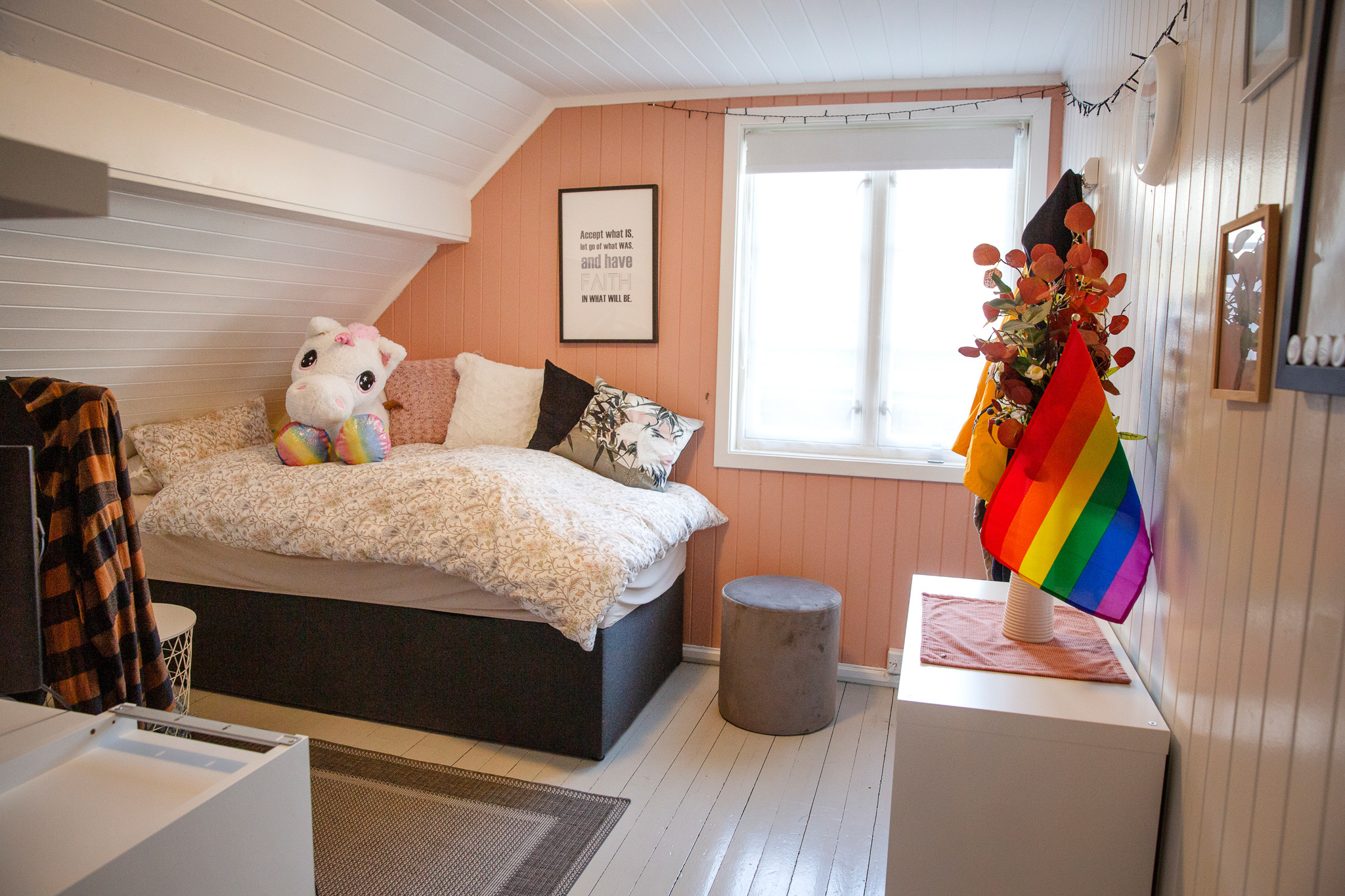 Et mangfold av bilder som viser husets rom: stuer, kjøkken, soverom sov. Noen av bildene har mennesker med.